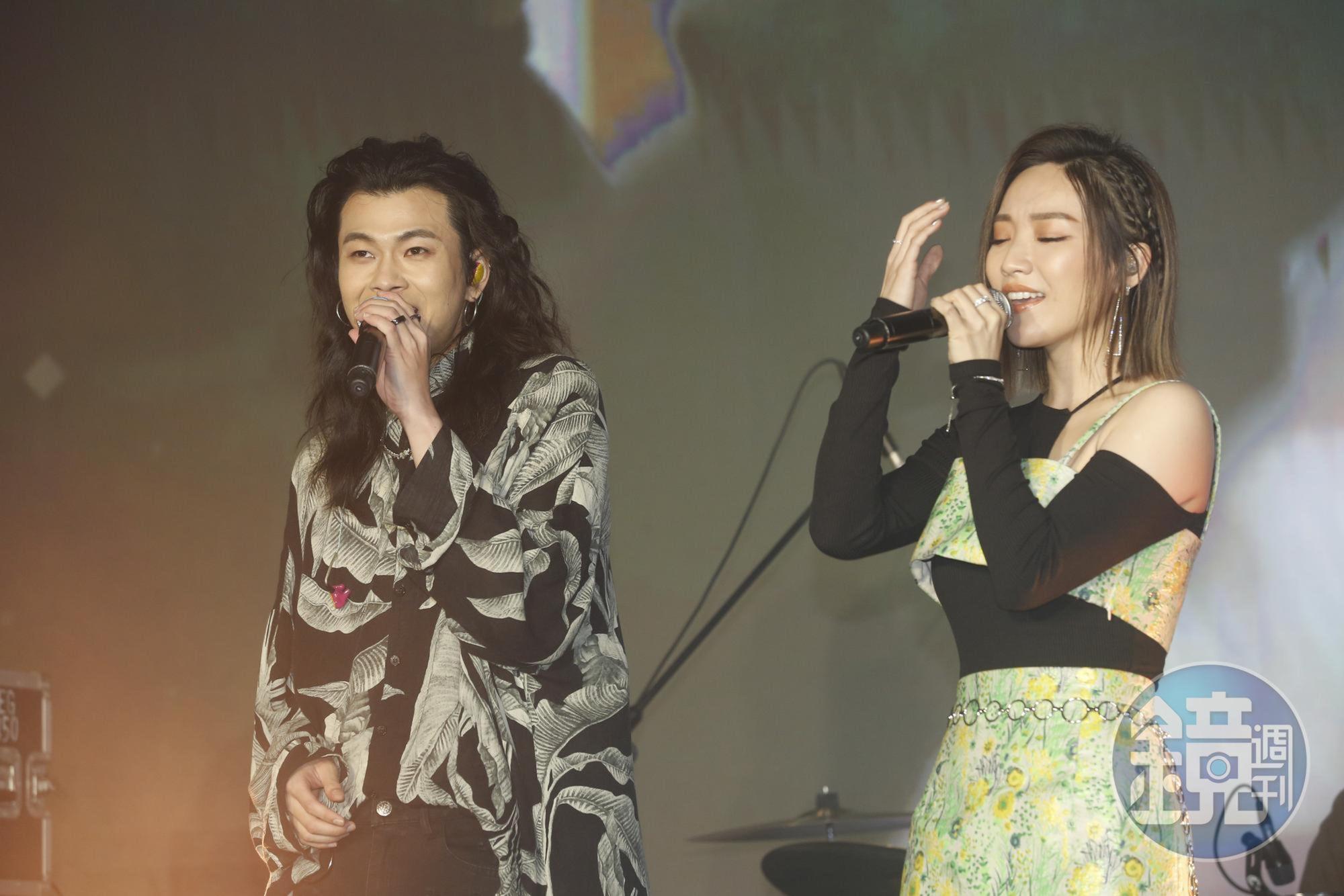 麋先生、閻奕格以現場演唱方式揭曉「2021 hito年度十大華語歌曲」獎項。