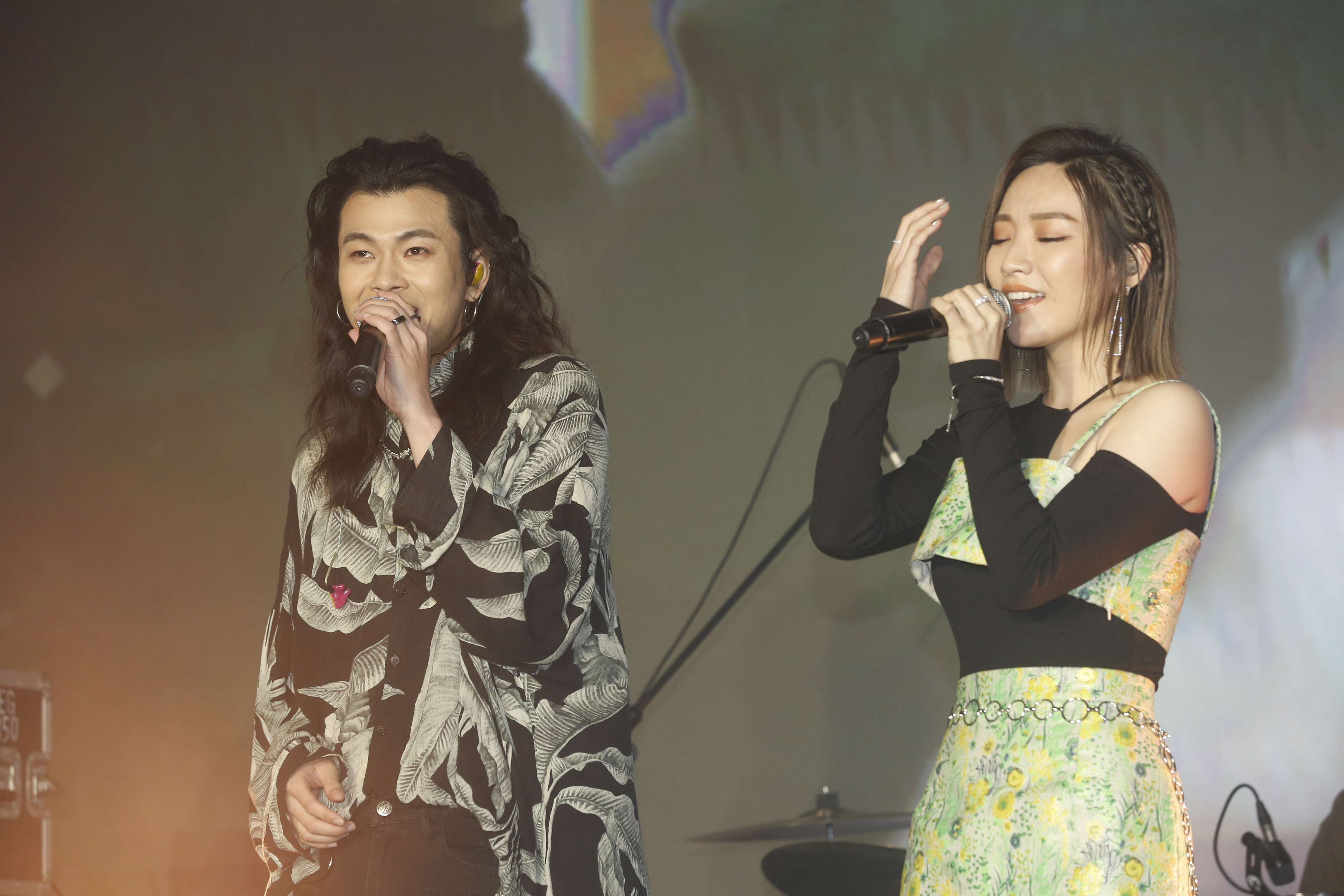 麋先生、閻奕格以現場演唱方式揭曉「2021 hito年度十大華語歌曲」獎項。