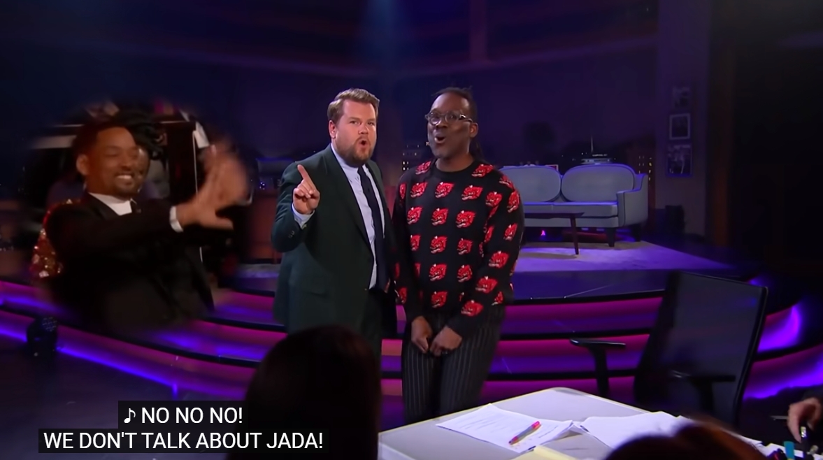 詹姆斯柯登（左）在脫口秀節目中上演情境劇，改編《魔法滿屋》的歌曲諷刺「威爾巴洛克」事件。（翻攝自YouTube）