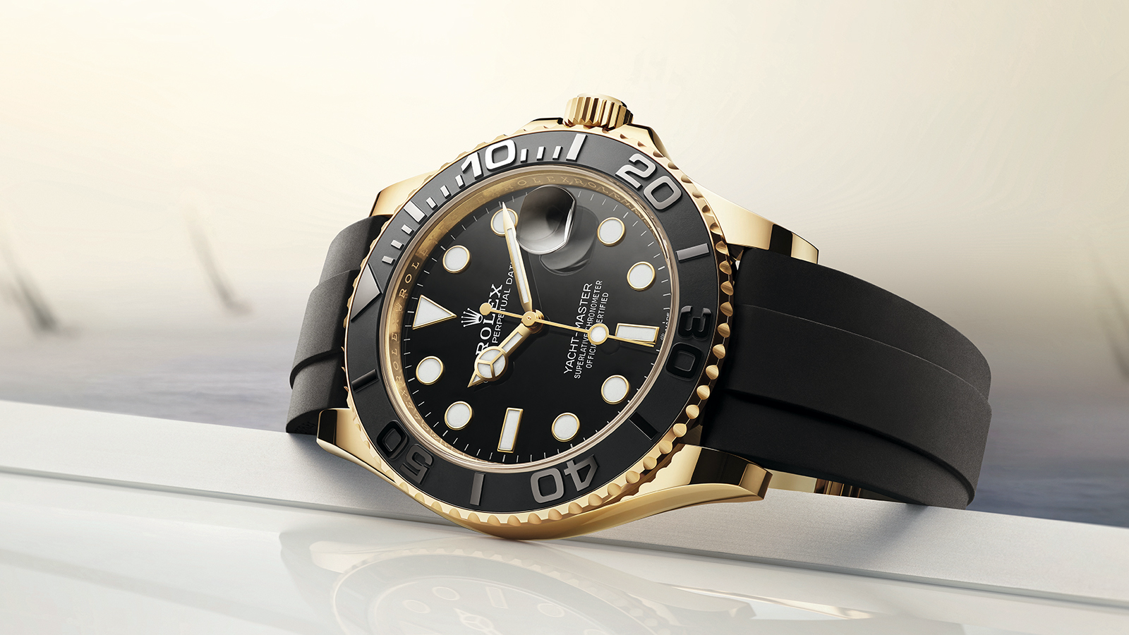 Oyster Perpetual Yacht-Master 42｜型號226658／錶徑42mm／18ct黃金錶殼／時、分、秒、日期指示／3235自動上鍊機芯／防水100米／參考售價NT$ 940,500