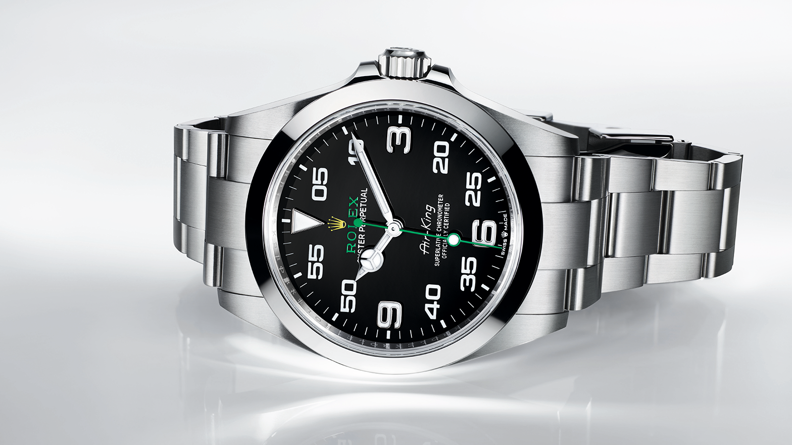 Oyster Perpetual Air-King｜型號126900／錶徑40mm／蠔式鋼錶殼／時、分、秒指示／3230自動上鍊機芯／防水100米／參考售價NT$ 243,500