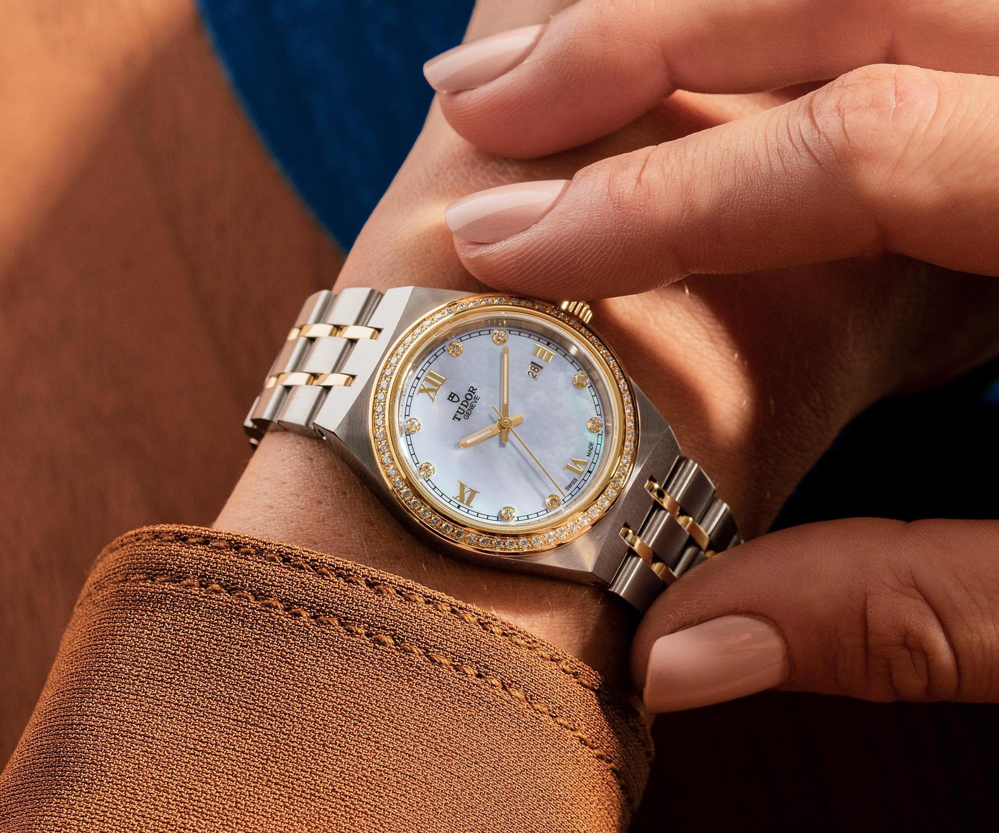 TUDOR Royal今年新增鑲鑽錶圈搭配珍珠母貝面盤的版本。