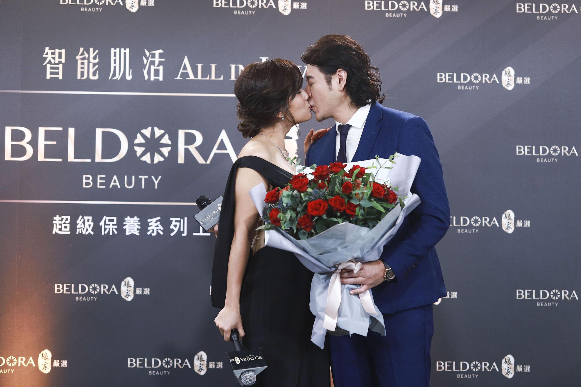 神秘嘉賓陳宇風挺老婆代言在記者會獻花跟獻吻。（民視提供）