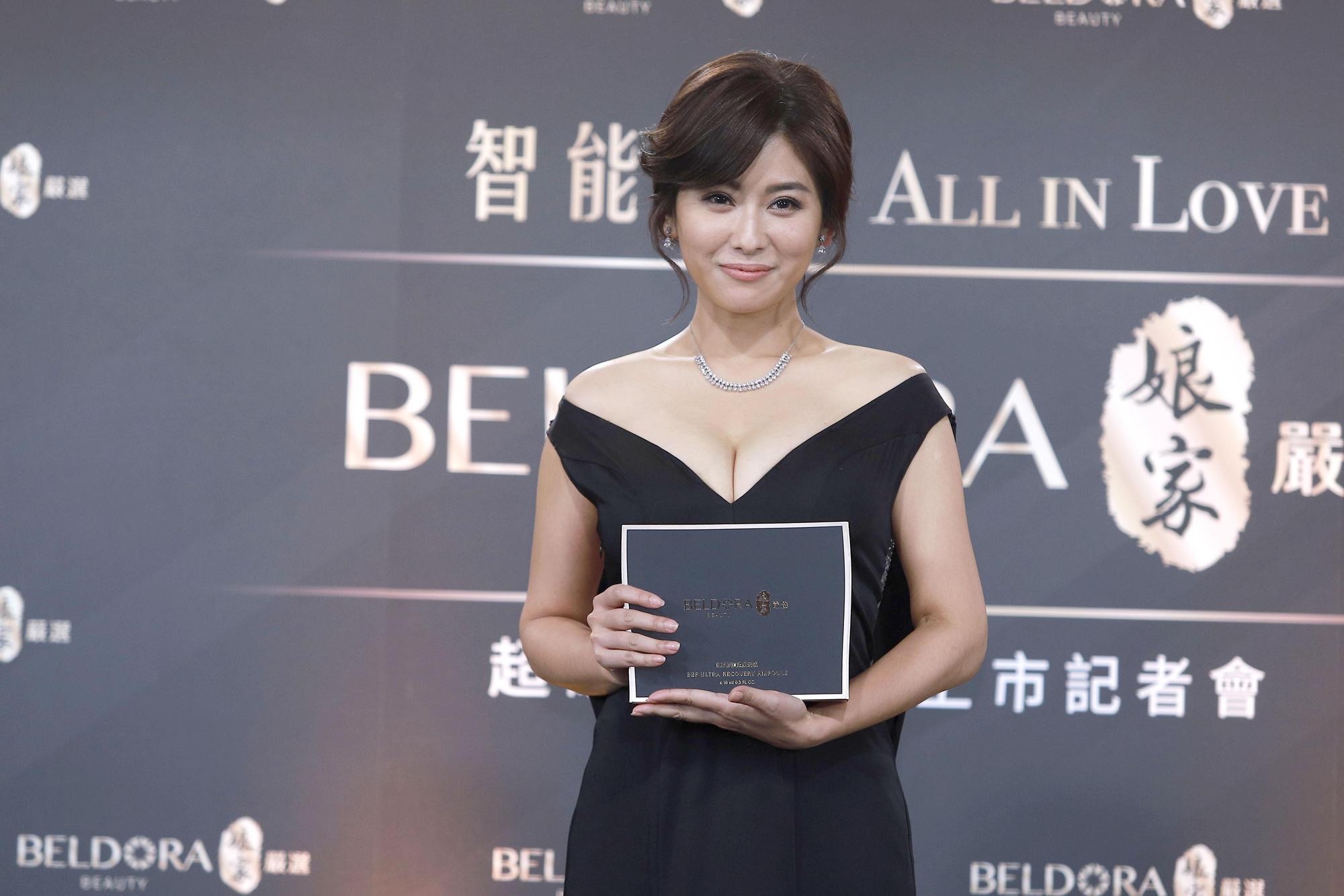 葉家妤代言娘家蓓朵娜保養品開心老公每天都盯著看。（民視提供）