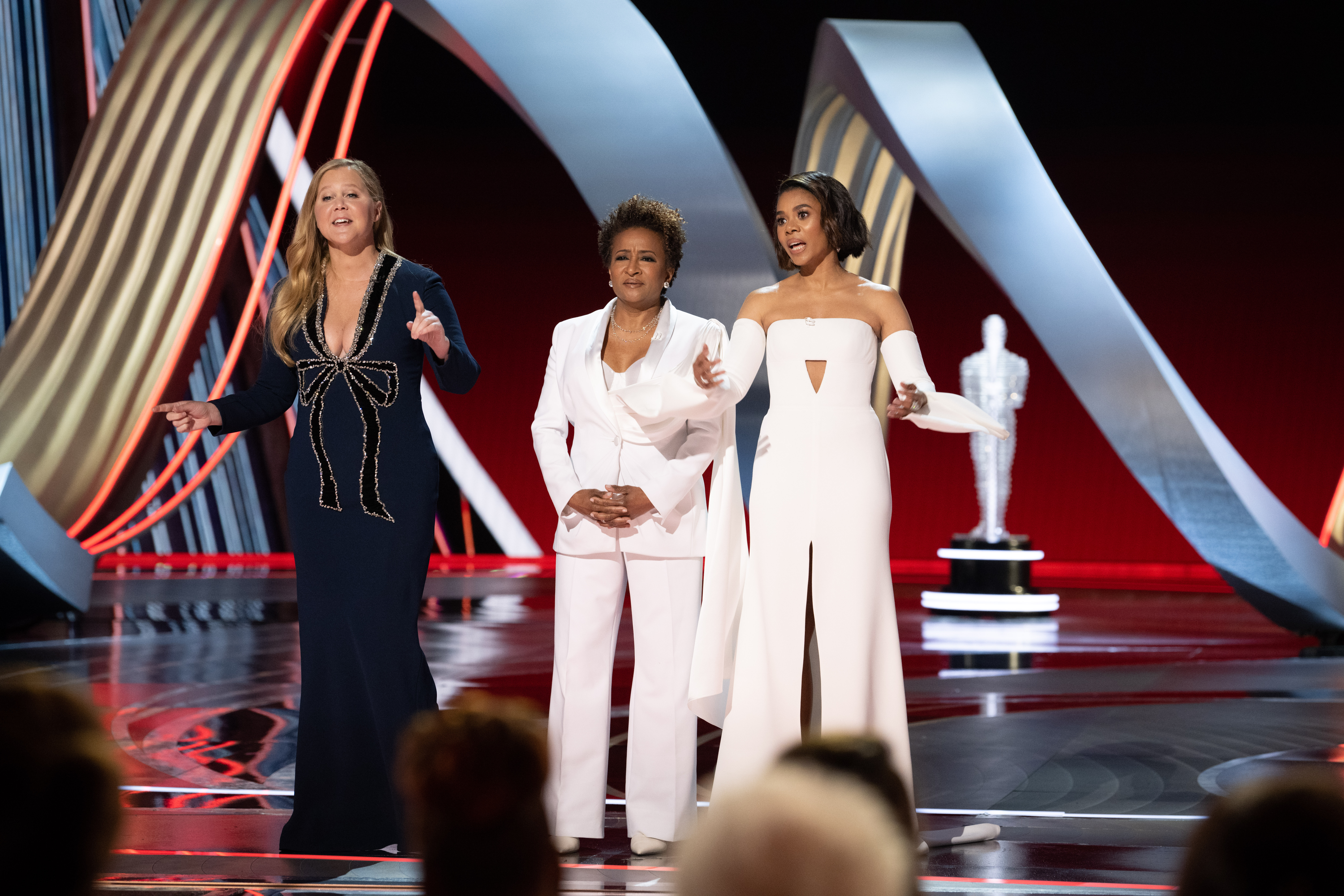 艾美舒默（左起）、旺達塞克絲、瑞吉娜霍爾是94屆奧斯卡頒獎典禮的主持人。（Blaine Ohigashi / A.M.P.A.S.）