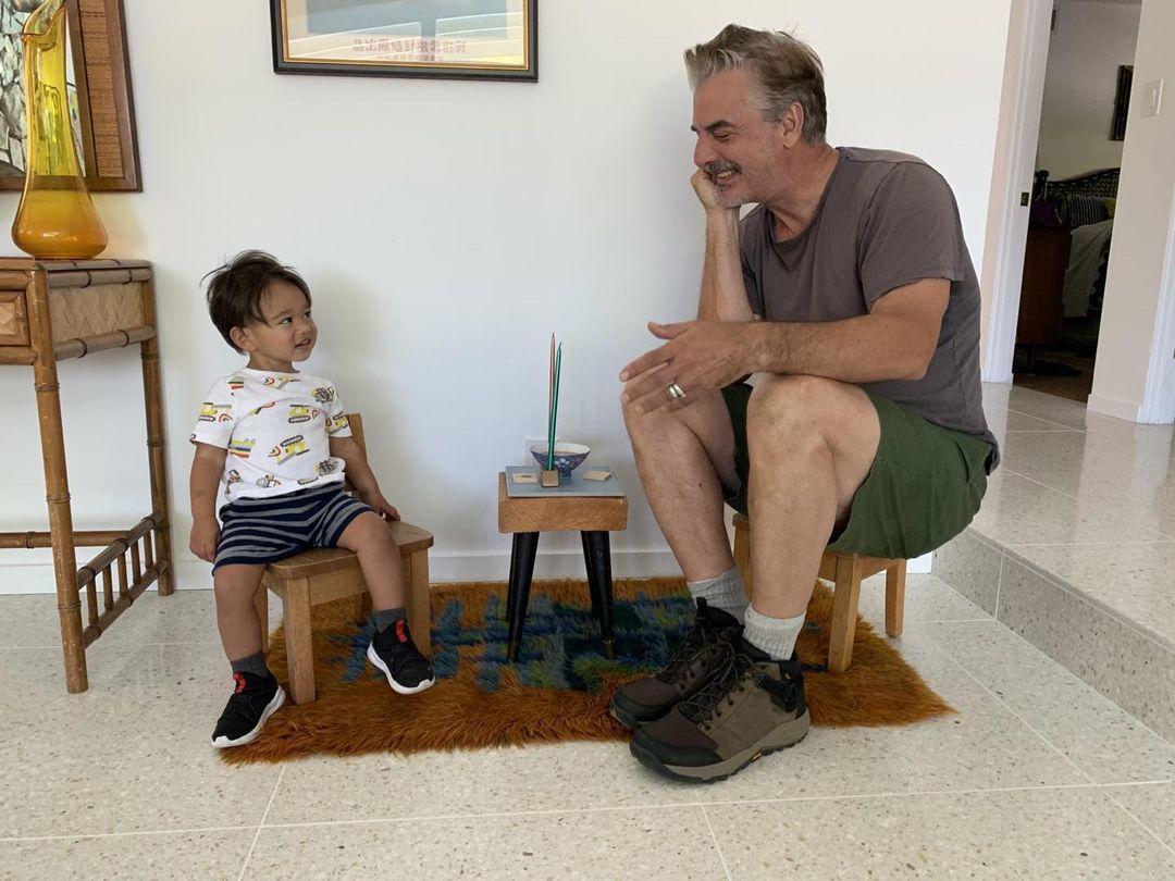 克里斯諾斯與妻子育有2個兒子,日前他被目擊遛2歲么兒上街,手上婚戒仍在。(翻攝自克里斯諾斯IG)
