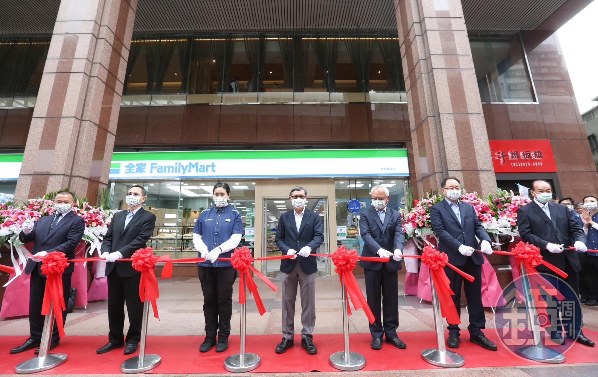 全家宣布4,000店達陣，會長潘進丁、副會長張敦仁、董事長葉榮廷、總經理薛東都等人都現身記者會。