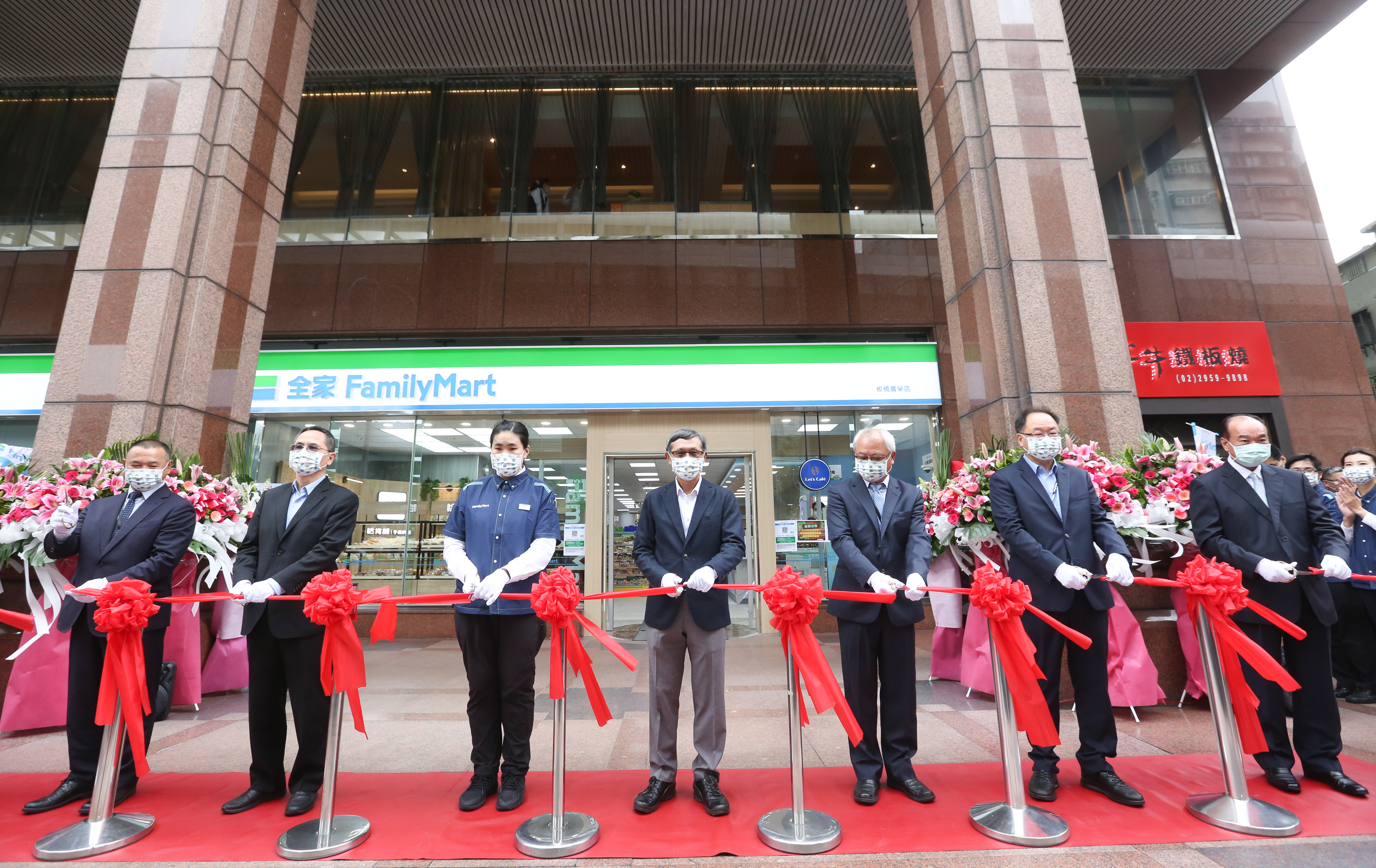 全家宣布4,000店達陣，會長潘進丁、副會長張敦仁、董事長葉榮廷、總經理薛東都等人都現身記者會。