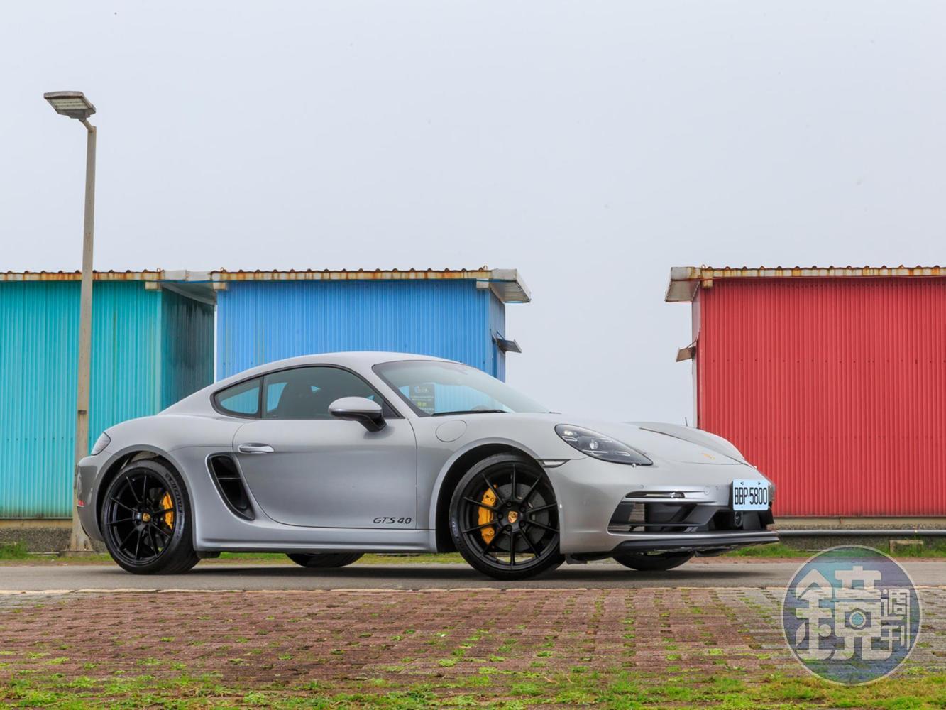 換心後的718 Cayman GTS 4.0造型上與前一代的車款並無二致，但還是可以從車門下方的GTS 4.0車款徽飾、與消光黑烤漆的專屬20吋718 Sport輪圈上一見端倪。