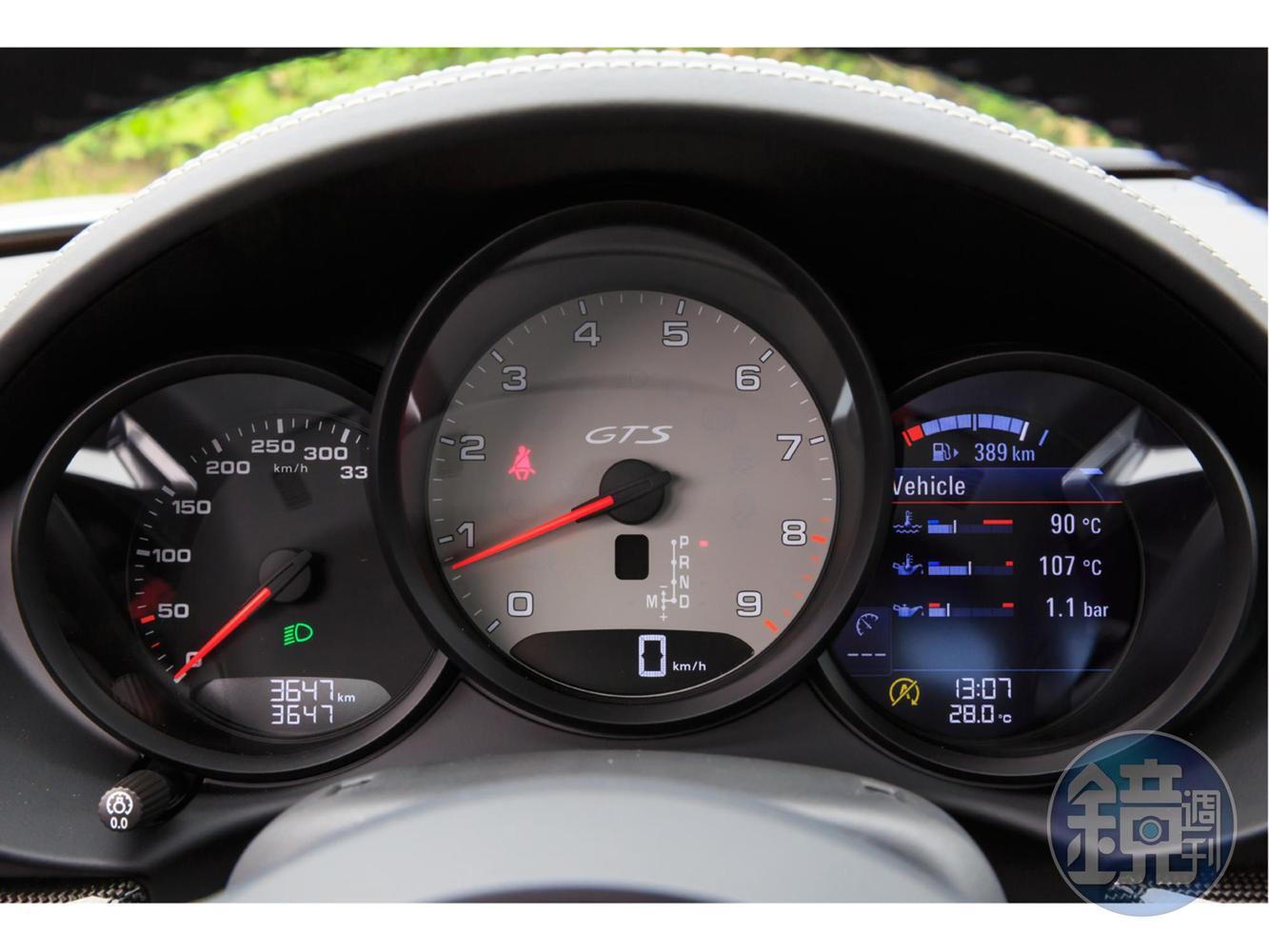 三環儀表正中轉速表底的9,000轉與左側時速表底的330km/h，顯露了她深不可測的強悍實力。