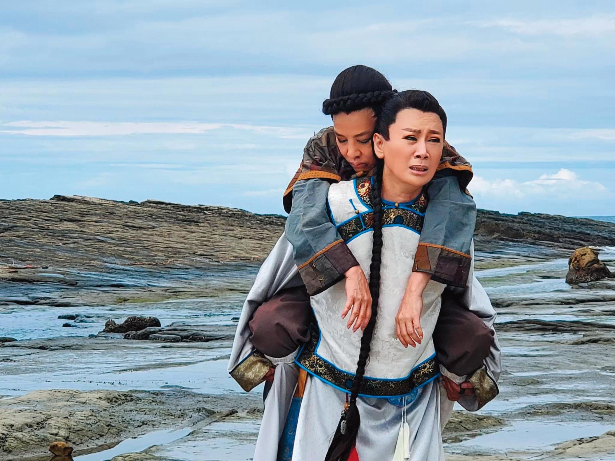 陳亞蘭（前）飾演嘉慶君渡海來台尋母，與紀麗如（後）飾演的「王德錄」有段兄弟情。（欣湉國際提供）