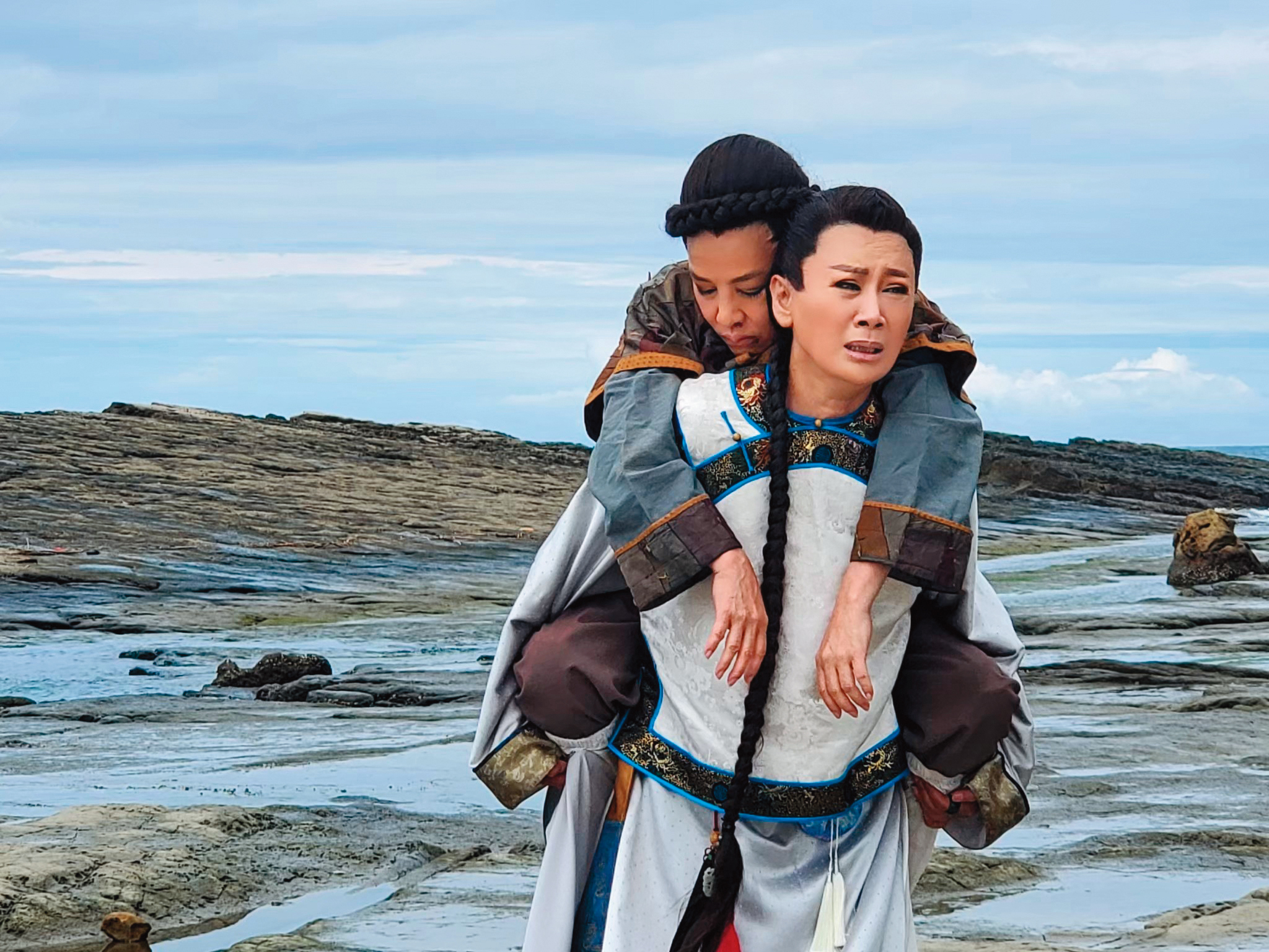 陳亞蘭(前)飾演嘉慶君渡海來台尋母,與紀麗如(後)飾演的「王德錄」有段兄弟情。(欣湉國際提供)