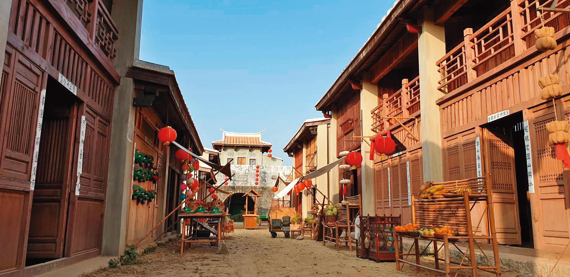 《嘉慶君》繼《斯卡羅》之後赴台南岸內糖廠影視基地取景，除建築外觀重新粉刷，室內也依需求陳設。（欣湉國際提供）