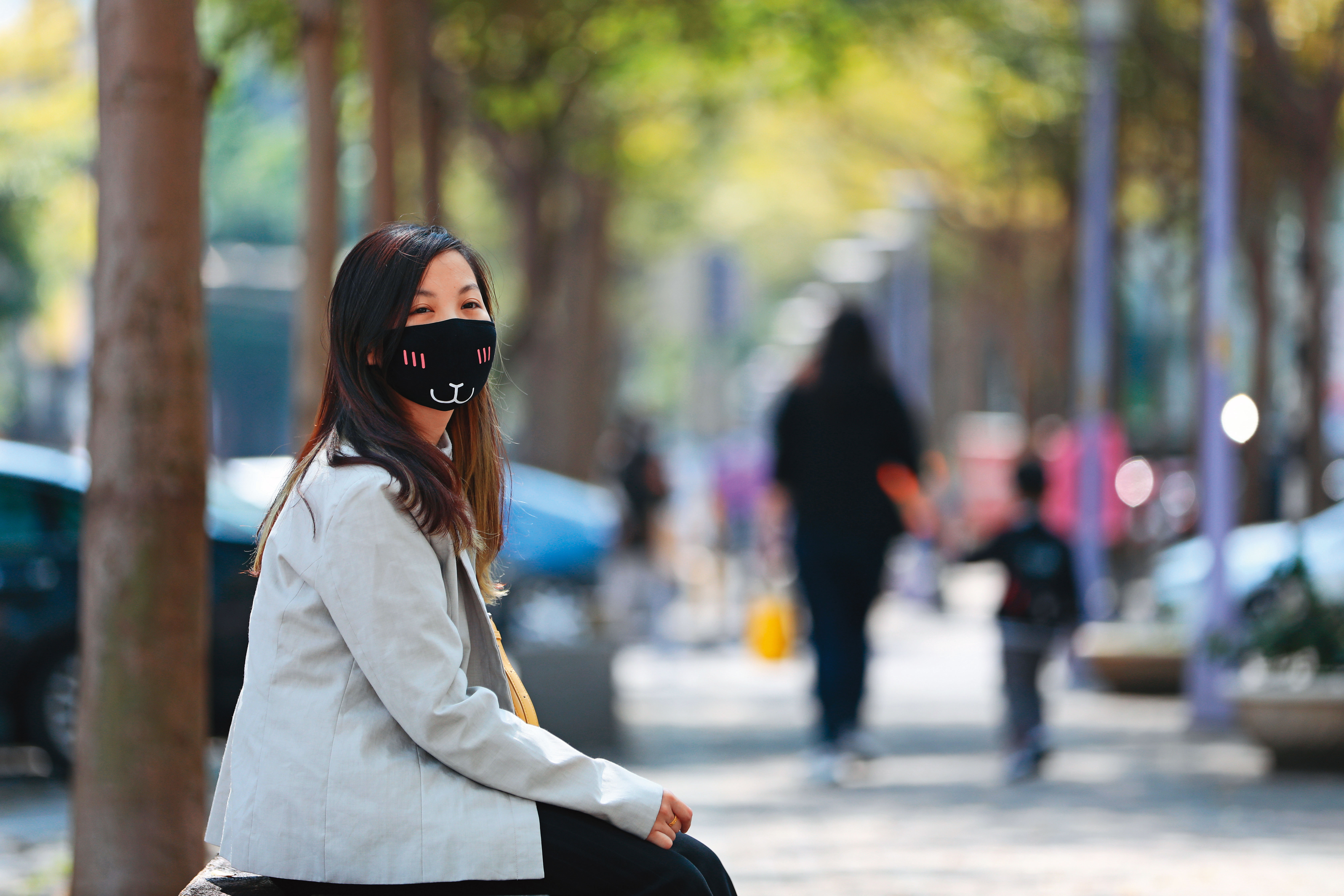 小梅在父母離婚後就沒見過爸爸，與媽媽、妹妹一起面對現實磨難。（攝影／杭大鵬）