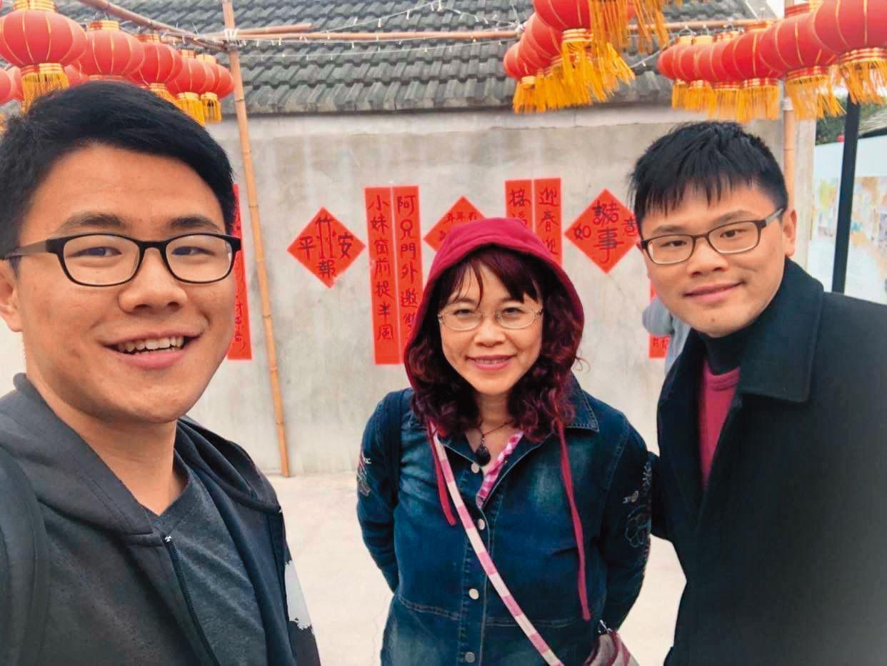 如今高瑋宏(左)可以分清楚界線,和父母任一方自在相處。右為高瑋宏的哥哥。(高瑋宏提供)