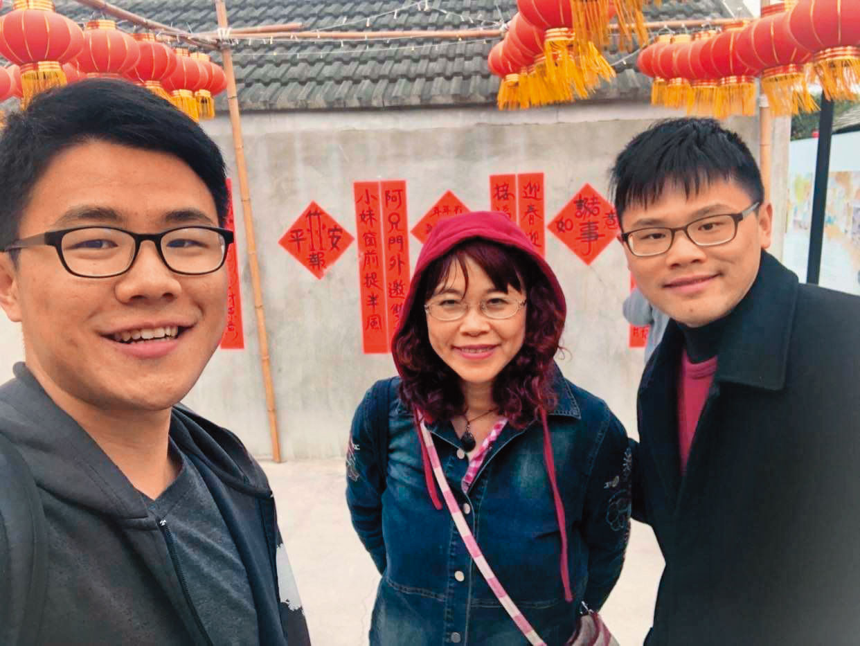 如今高瑋宏（左）可以分清楚界線，和父母任一方自在相處。右為高瑋宏的哥哥。（高瑋宏提供）