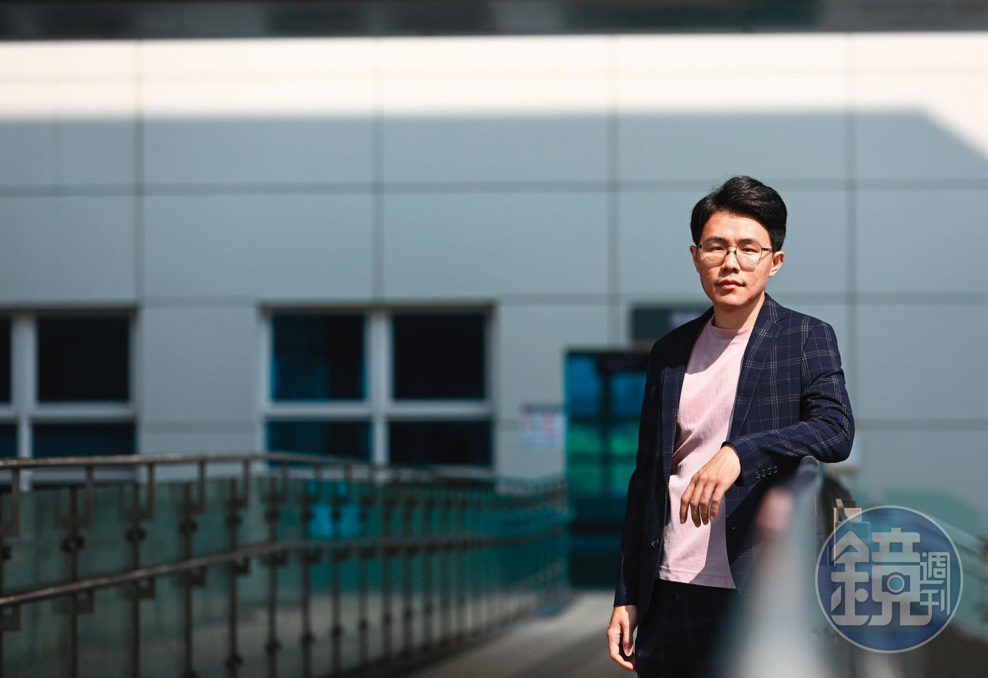 高瑋宏從小生活中沒有母親,長大後才慢慢拼湊父母離婚的真相。(攝影/杭大鵬)