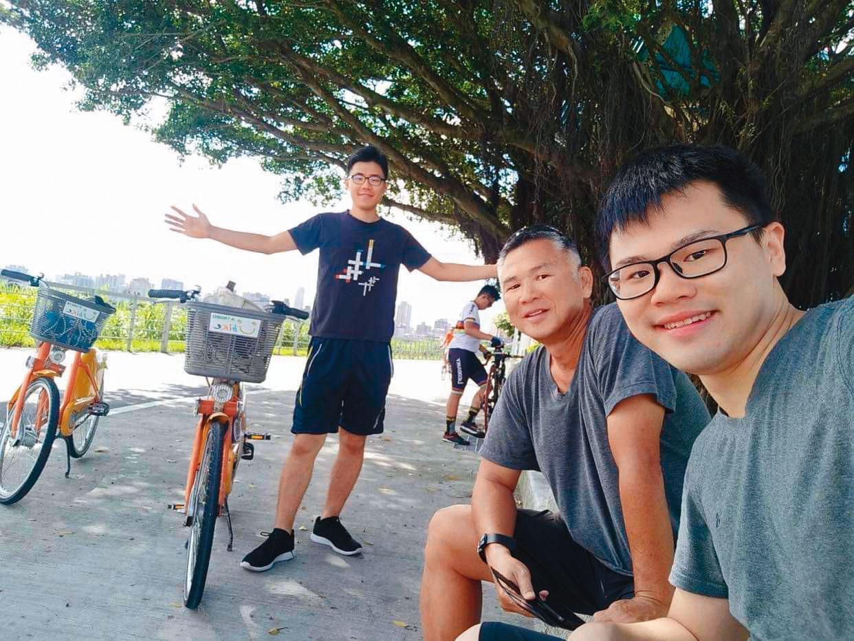 如今高瑋宏(左)可以分清楚界線,和父母任一方自在相處。右為高瑋宏的哥哥。(高瑋宏提供)