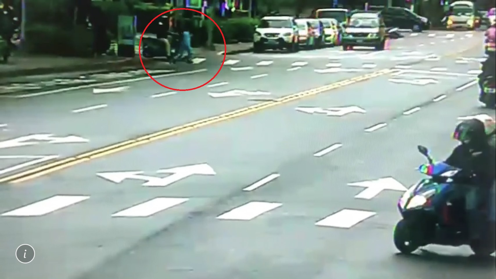 洪姓男子精神狀況不穩定，穿著國小學童運動服潛入國小校園內。（翻攝畫面）