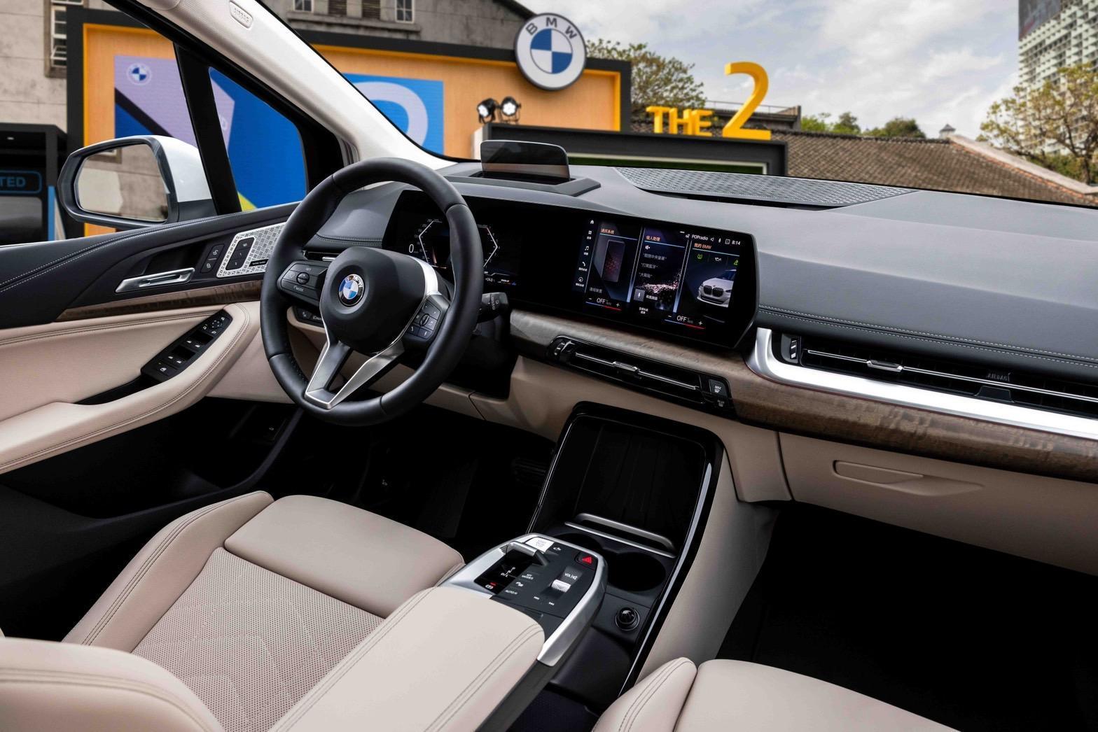 汲取了新世代設計語彙並融合豪華氛圍，全新世代BMW 2系列Active Tourer導入全新豪華純電旗艦休旅BMW iX中多項首見的頂尖前衛科技配備，包含最新的一體式曲面螢幕科技(10.25吋虛擬數位儀錶搭配10.7吋中控觸控螢幕)並搭載BMW iDrive 8.0使用者介面，使駕駛能夠更直覺的操作畫面。