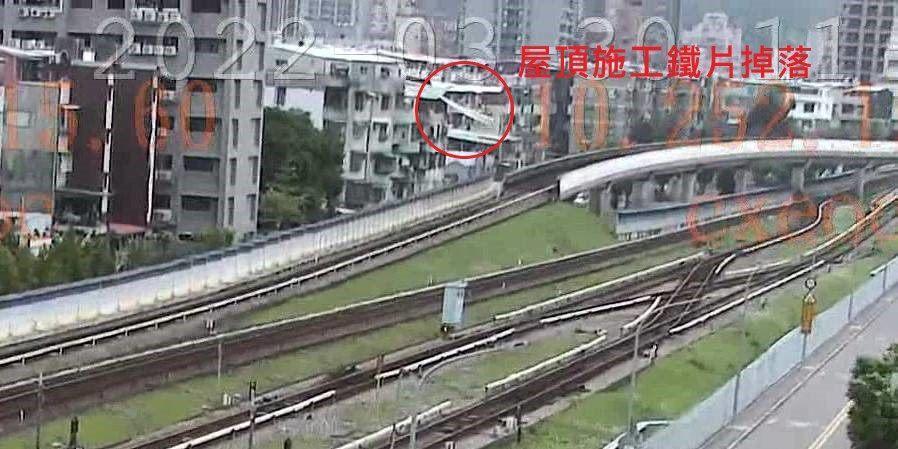 昨（30日）北捷淡水信義線1部列車因民宅施工鐵片掉落，突然緊急停車。（北捷提供）