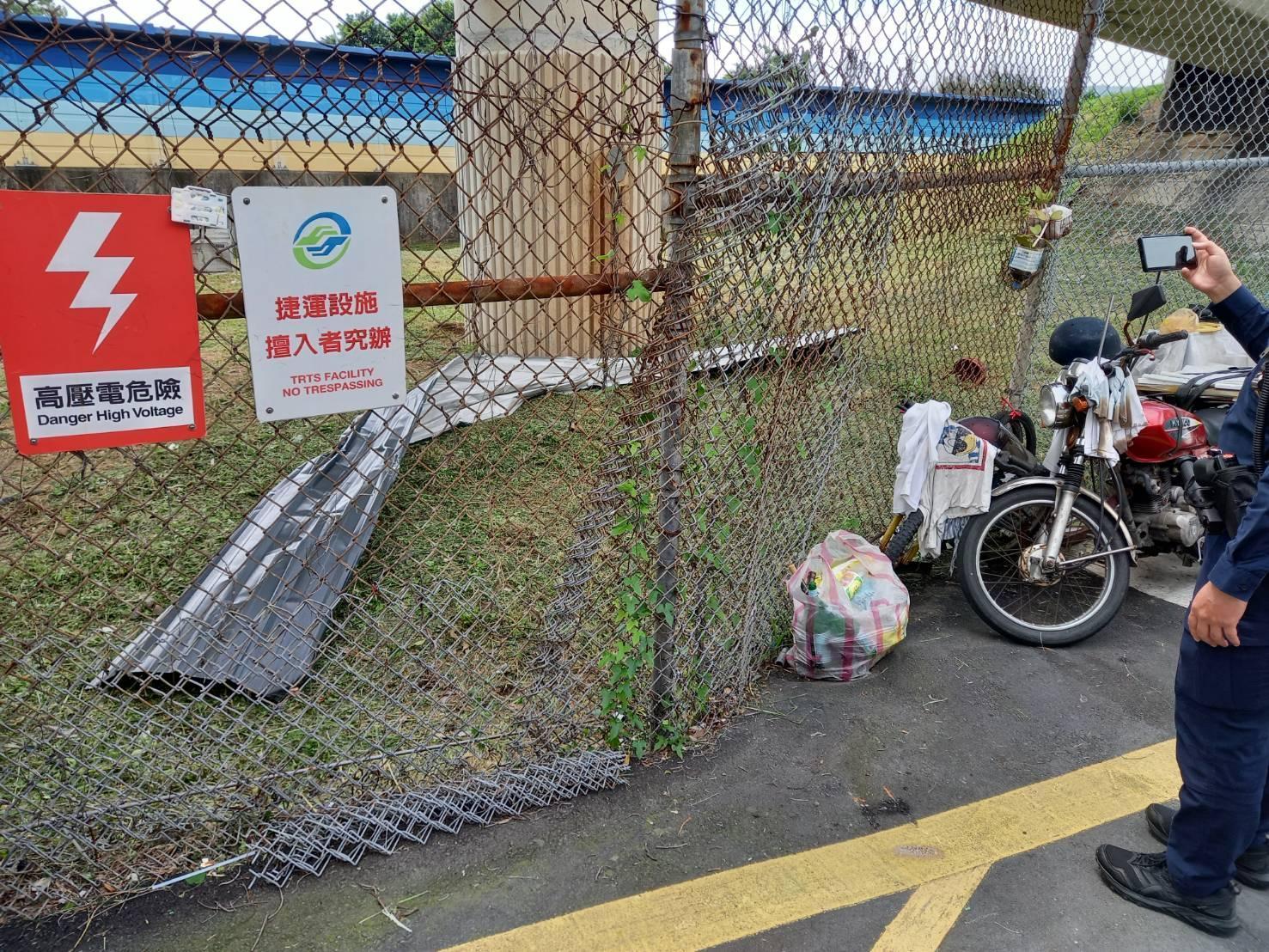 民宅屋頂施工掉落鐵片大小長大約6.9公尺，寬0.9公尺。（北捷提供）