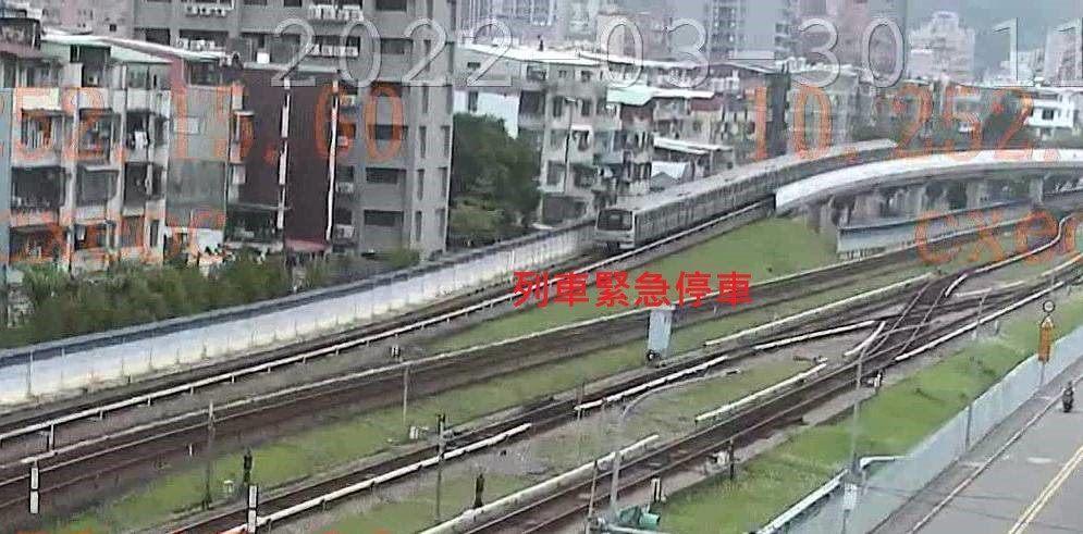 民宅施工鐵片掉落，害列車突然緊急停車。（北捷提供）