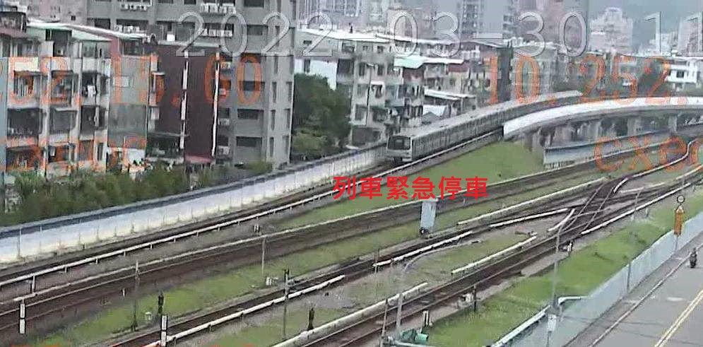 民宅施工鐵片掉落,害列車突然緊急停車。(北捷提供)