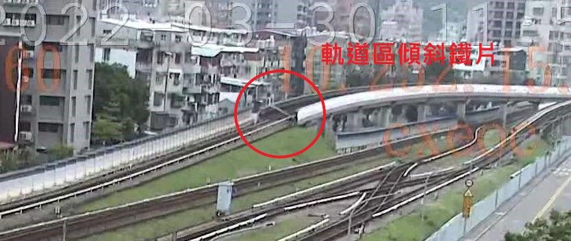民宅施工鐵片掉落,害列車突然緊急停車。(北捷提供)
