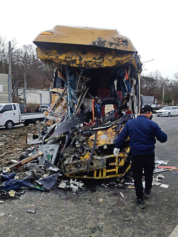 劇組巴士遭到砂石車撞擊後車頭全毀。(翻攝自朝鮮日報)