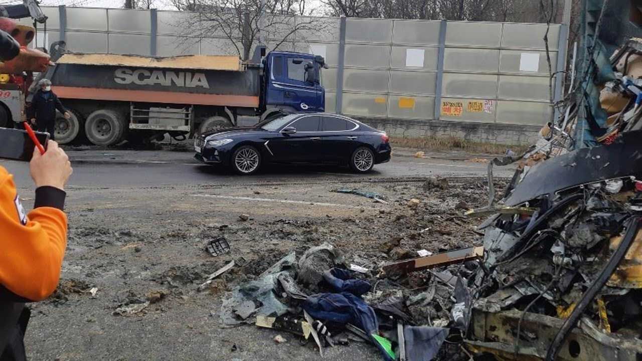 車禍現場明顯可見當下的撞擊力極強,劇組有1名工作人員當場死亡。(翻攝自SBS NEWS)