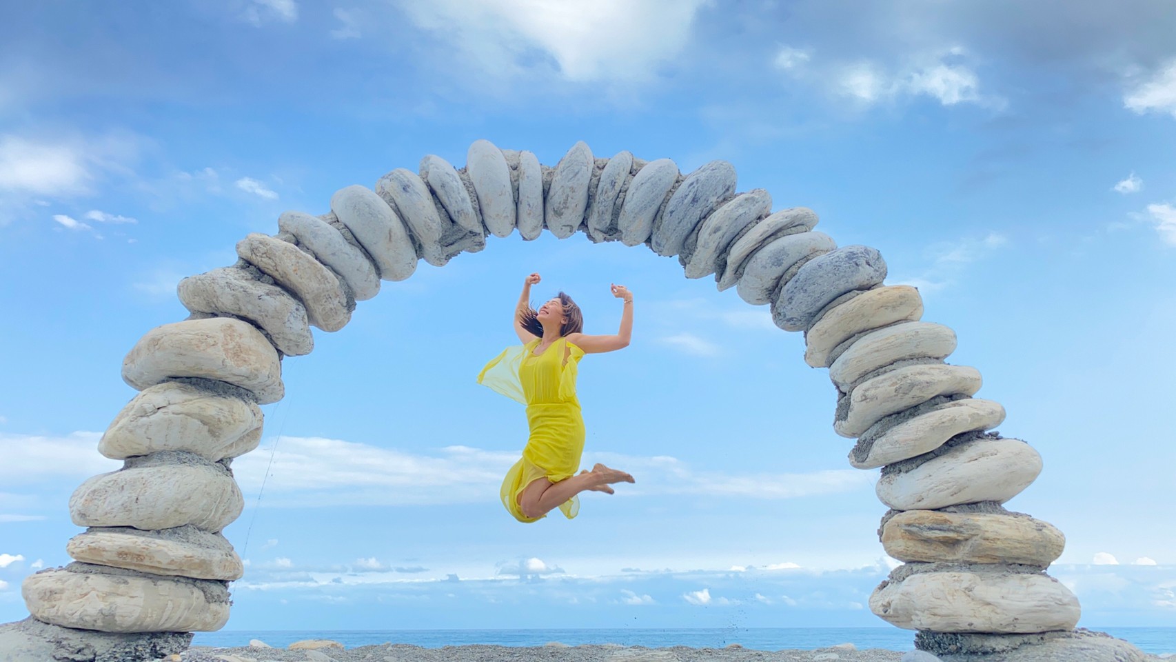 連靜雯推廣花蓮美景在沙灘曬了一天。（楠軒工作室提供）