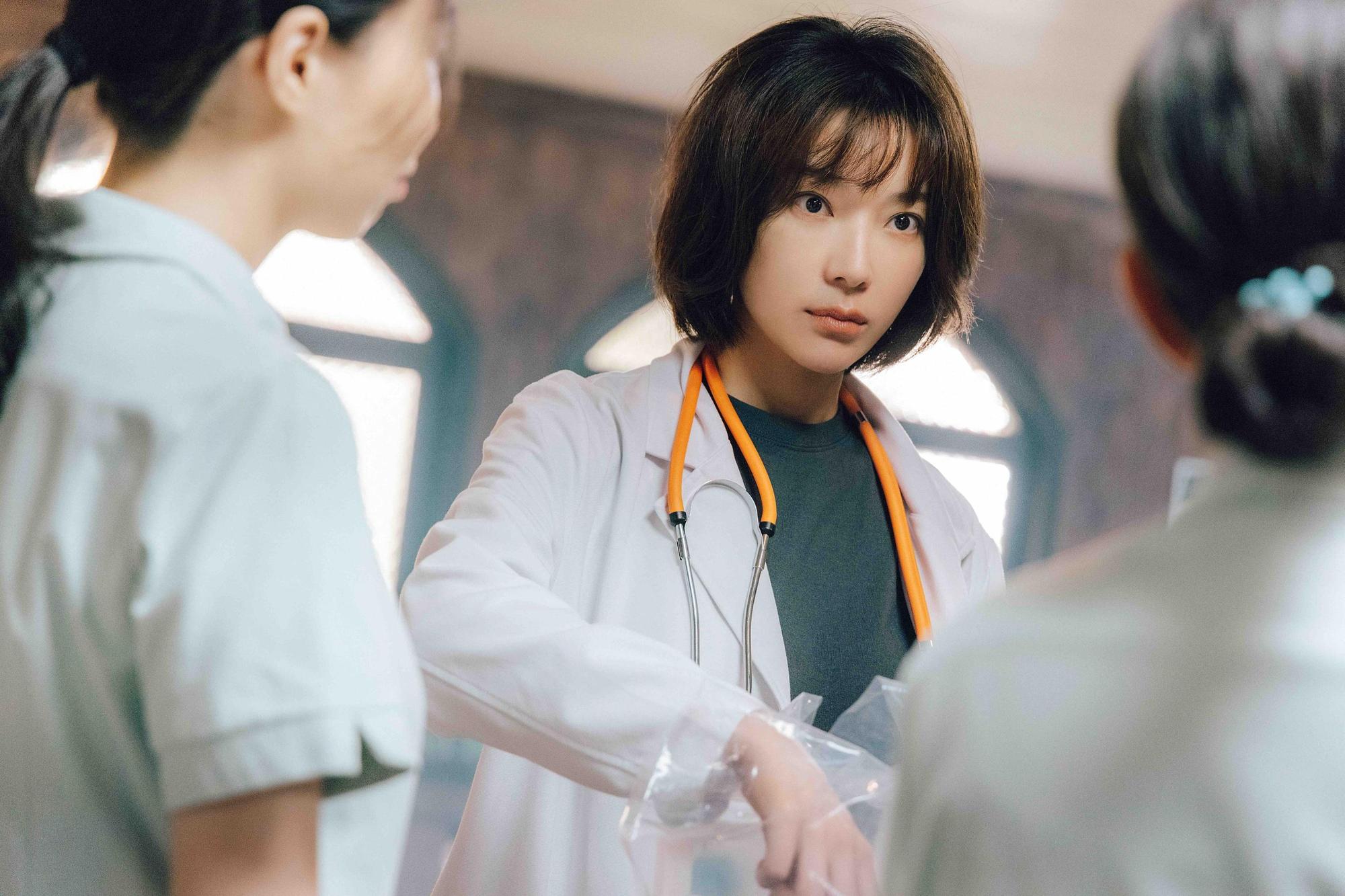 蔡淑臻《村裡來了個暴走女外科》中在飾演女外科醫師。(牽猴子提供)