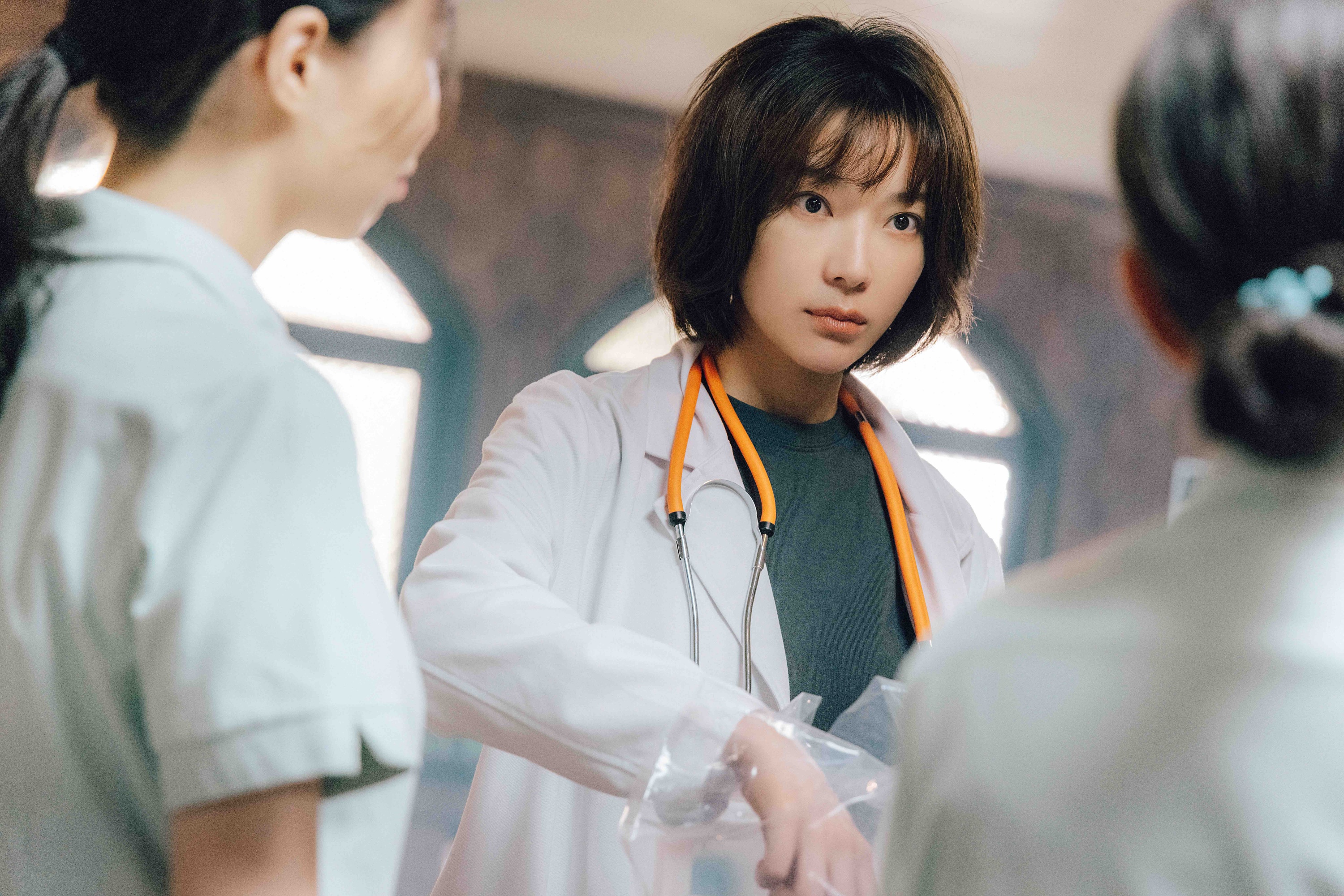 蔡淑臻《村裡來了個暴走女外科》中在飾演女外科醫師。(牽猴子提供)