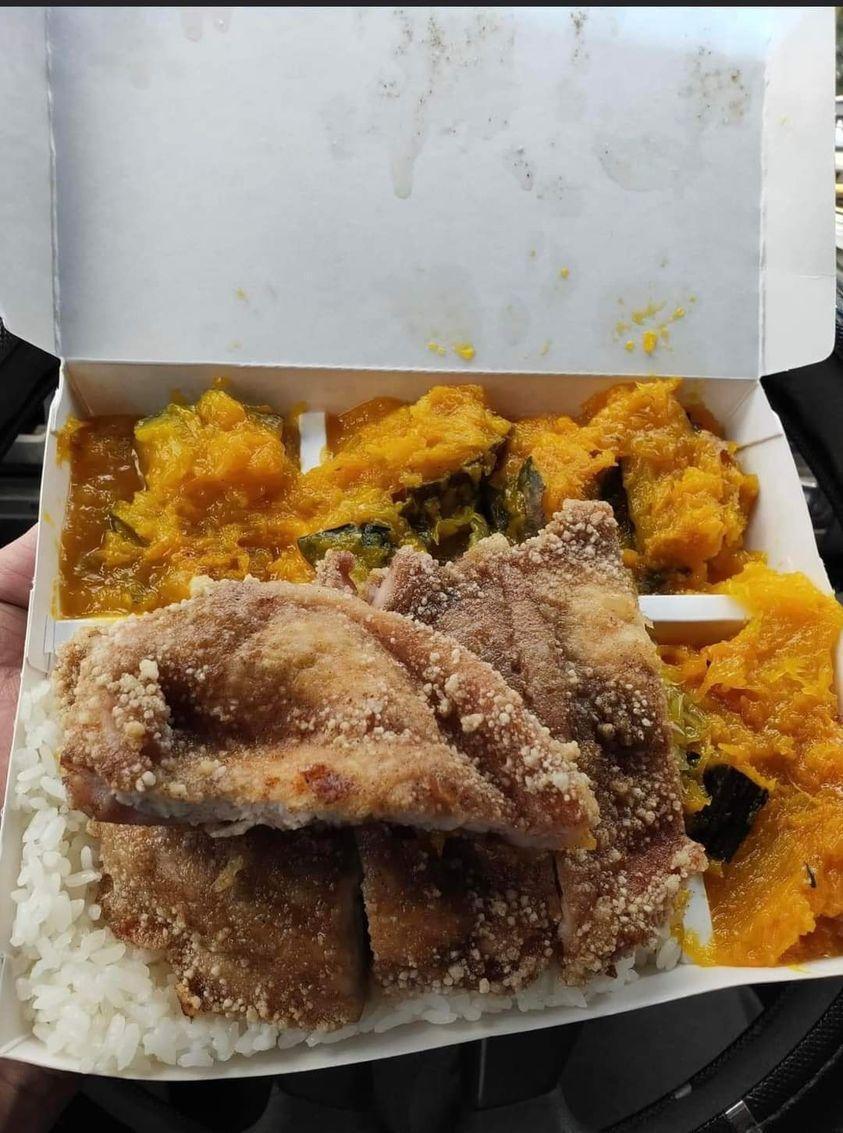 網友託同事幫忙購買午餐便當,結果打開餐盒驚見4配菜格中,全都塞了南瓜。(翻攝自爆廢公社)