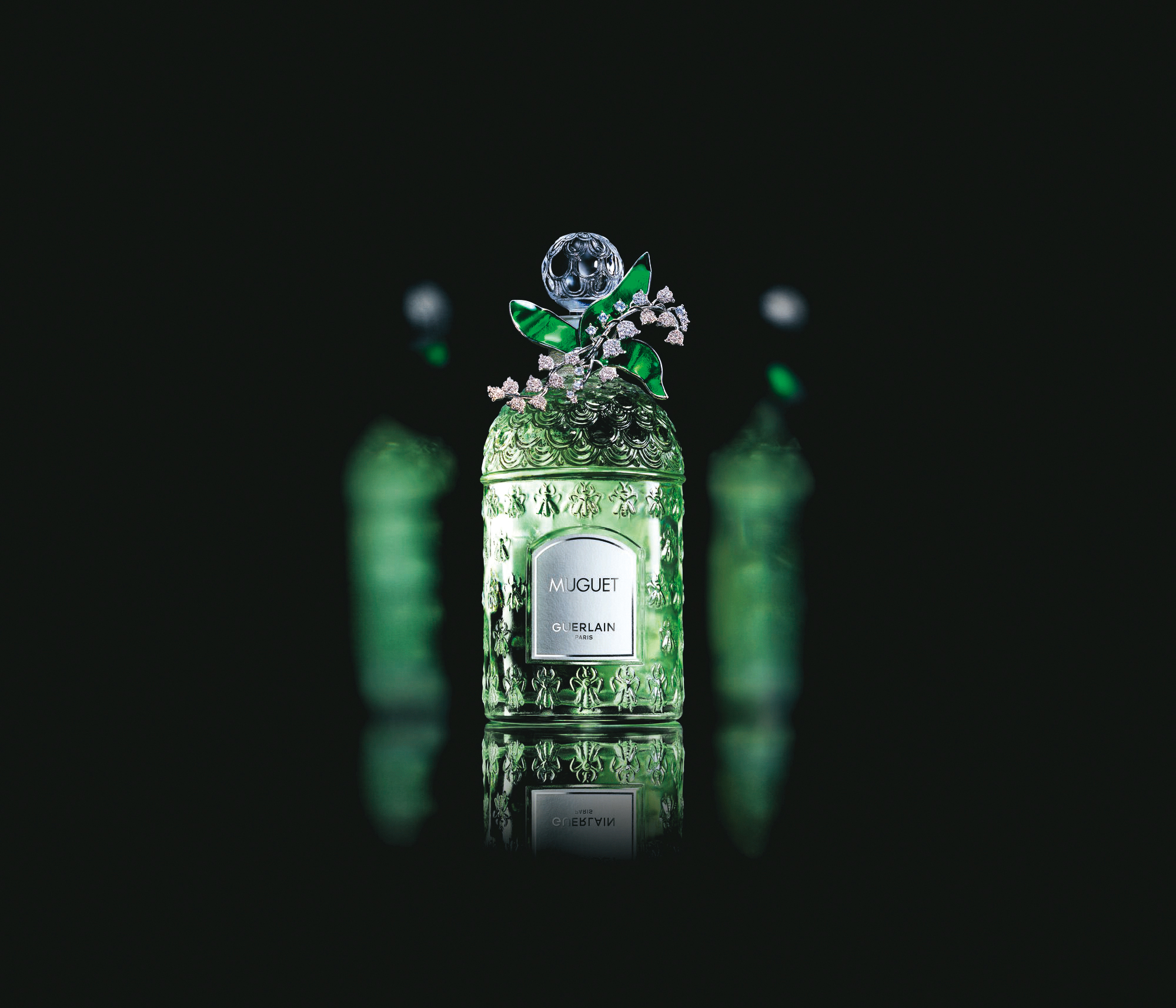 春日饗宴鈴蘭淡香水碧卉鑽飾蜂印瓶125ml+20ml旅行噴霧瓶 NT$25,900（法國嬌蘭提供）