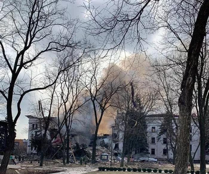 俄軍轟炸馬里烏波爾大劇院時,還有近千人在裡面避難,包括老人小孩,預估只有一百多位生還,據倖存者描述,現場都是尖叫聲。(圖片來源:Open Source)