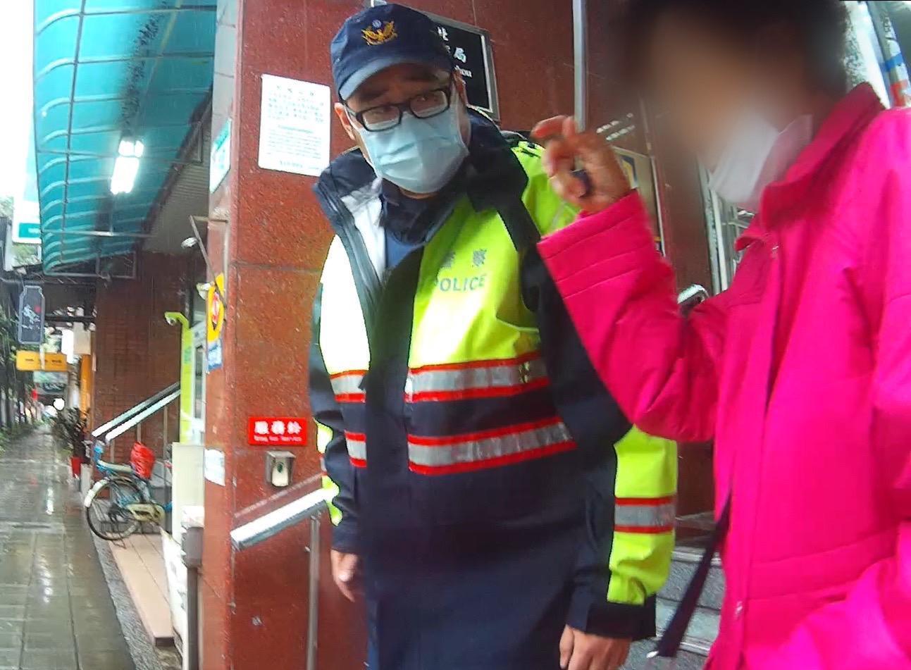 警員勸老婦不要匯款。（翻攝畫面）
