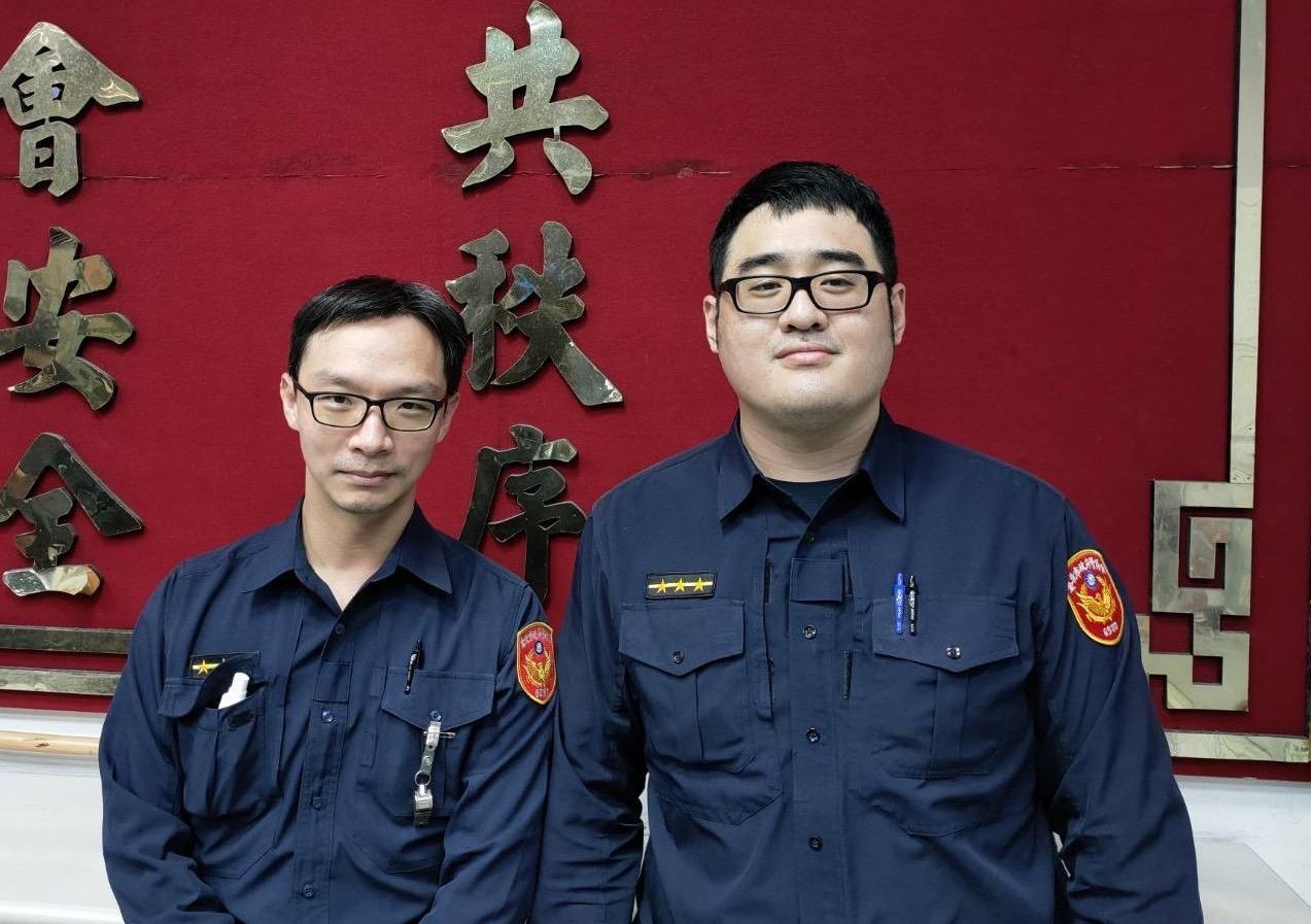 警員許德光（左）、許又文（右）攔阻婦人被騙失款。（翻攝畫面）