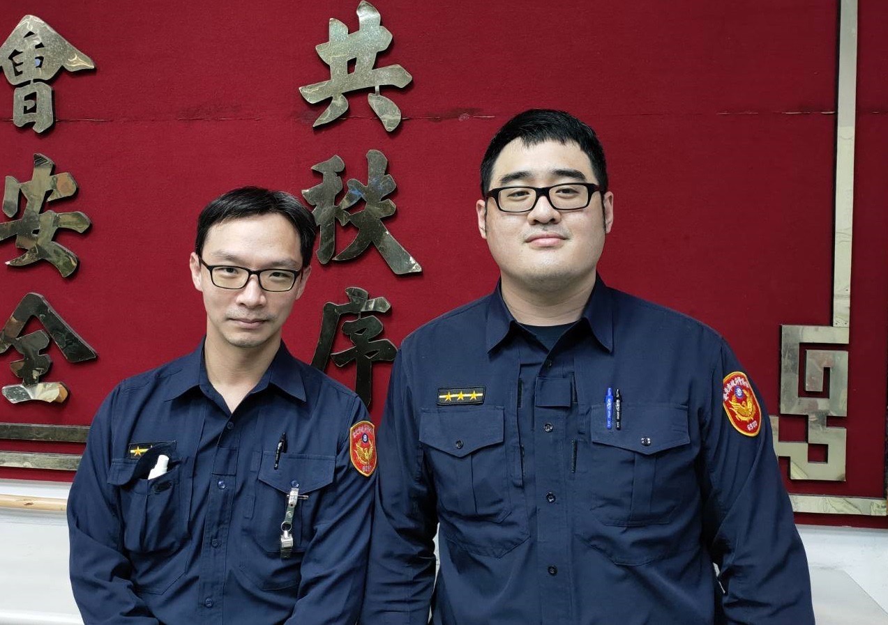 警員許德光（左）、許又文（右）攔阻婦人被騙失款。（翻攝畫面）