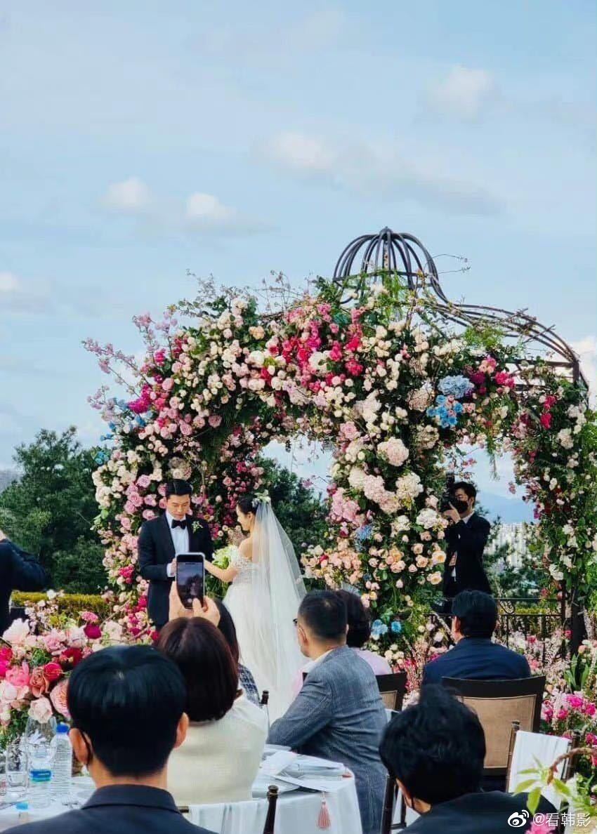 玄彬與孫藝真在眾人祝福下交換婚戒。（網路圖片）