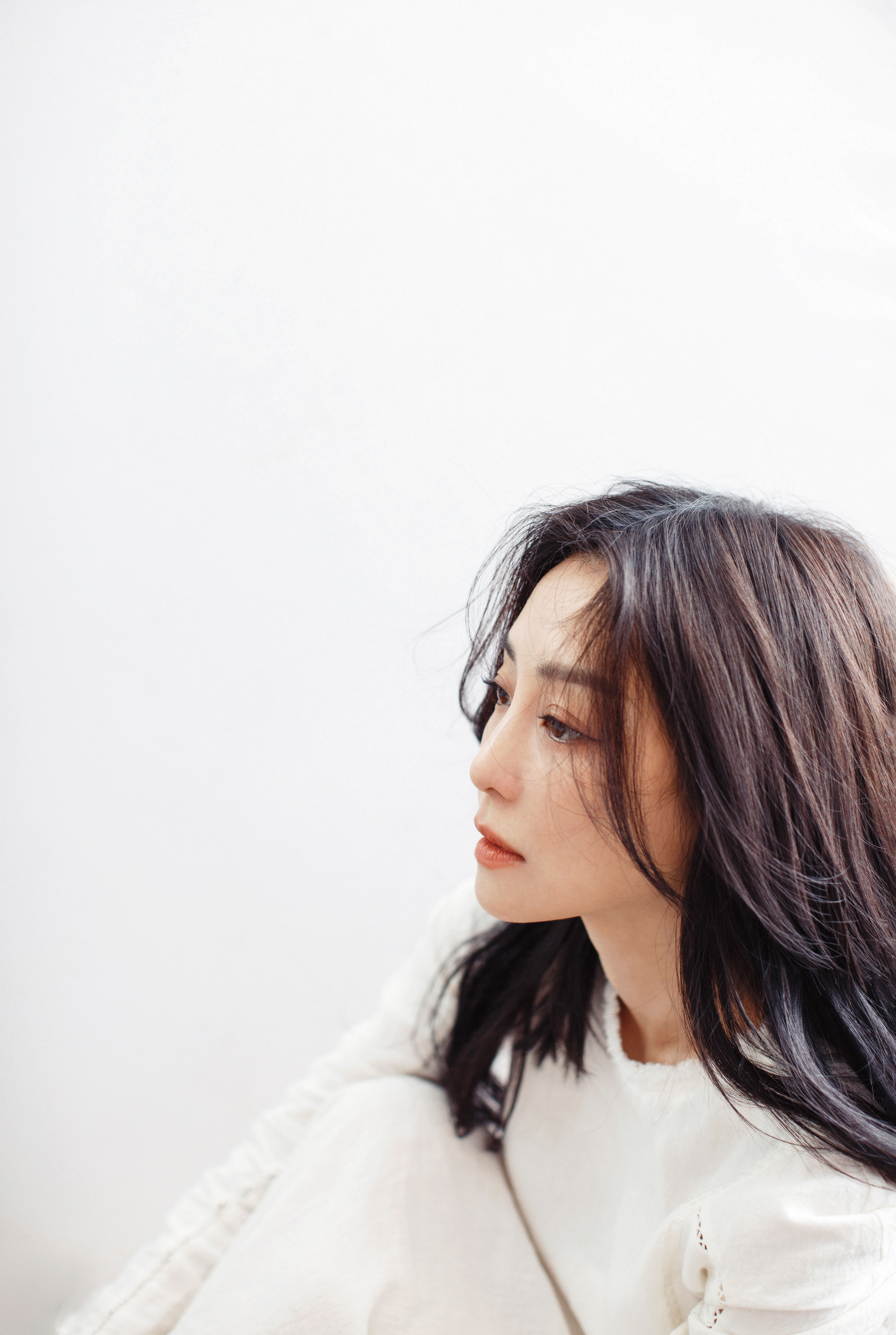 謝欣穎這幾年的演出面向極豐富，她的實踐路線可以主流、非主流，亦可以甜美與邪氣。