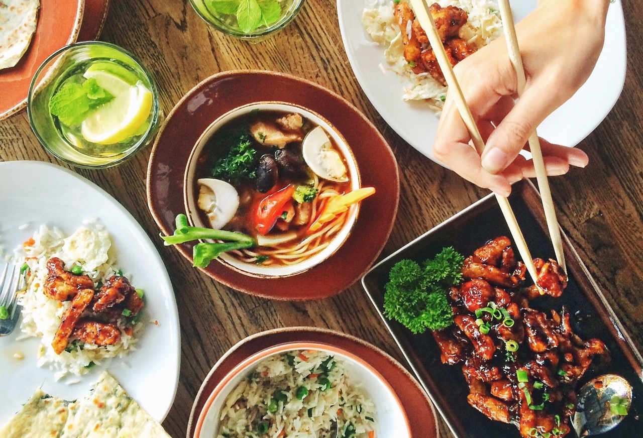 網友分享男同事因為幫女同事夾菜，氣得女友當場甩筷子走人。（示意圖，Pexels）