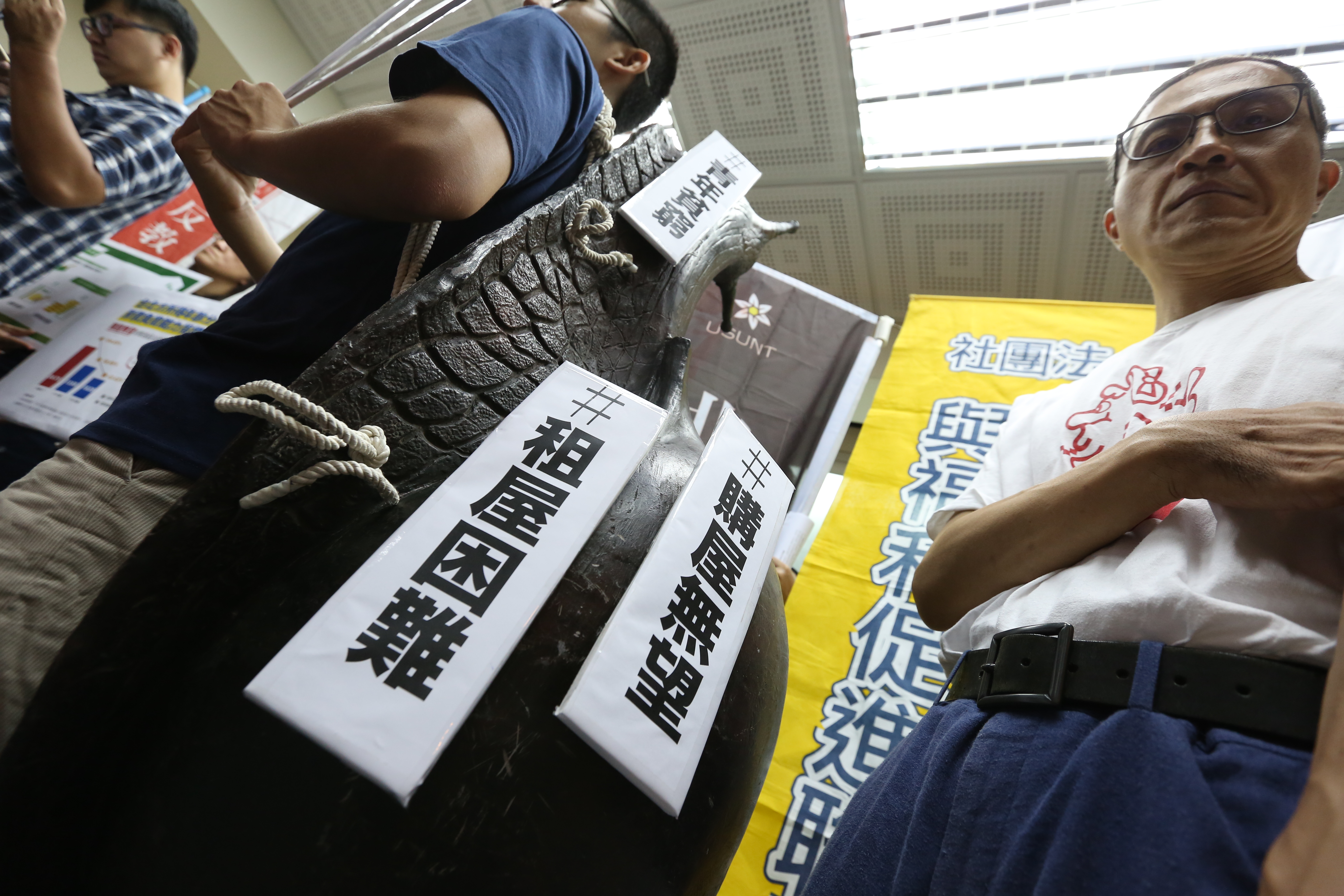 房價飆漲，許多準買方只能轉租，供需失衡助漲租金攀升，租屋族荷包壓力大。（本刊資料照）