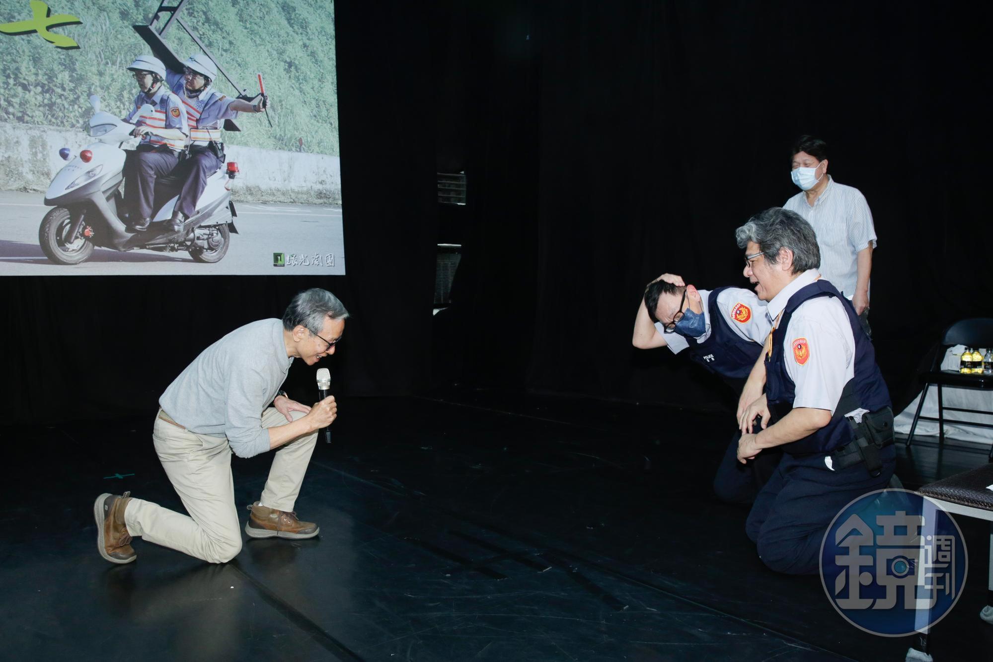 綠光劇團《人間條件七》舉行彩排記者會，吳念真（左）與李永豐（右）、姚人多在現場互跪，畫面失控又逗趣。