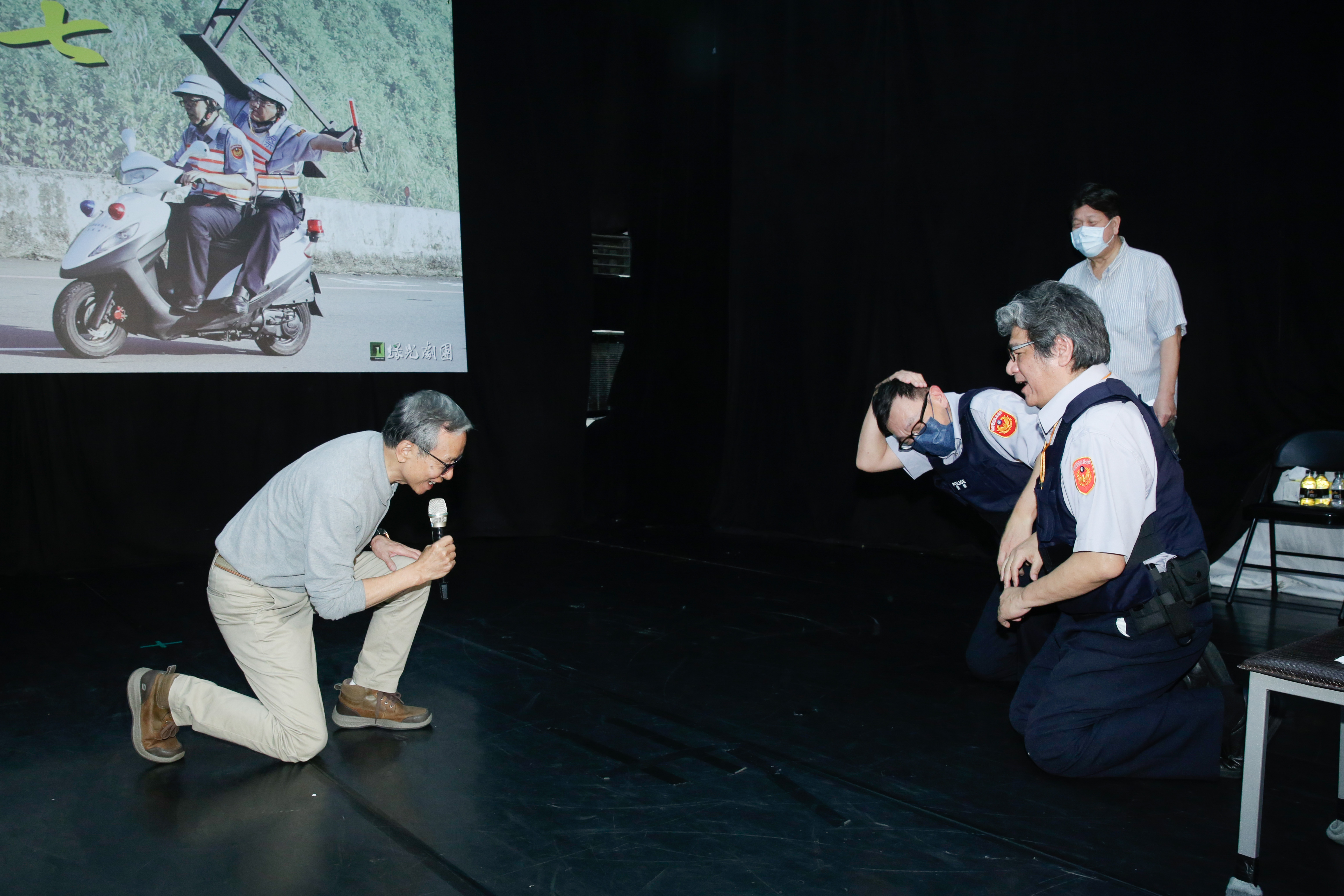 綠光劇團《人間條件七》舉行彩排記者會，吳念真（左）與李永豐（右）、姚人多在現場互跪，畫面失控又逗趣。