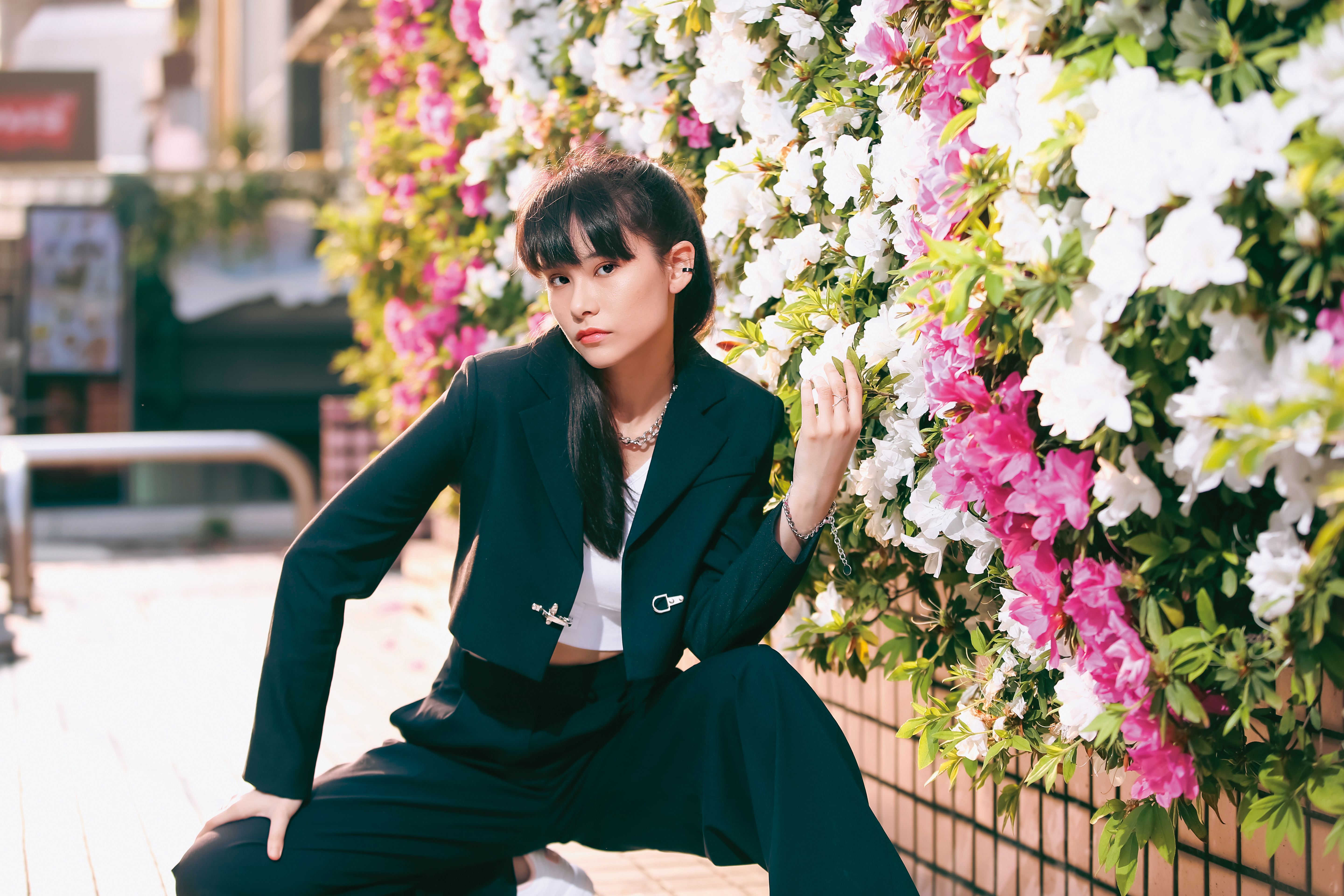 凌心妤自認不笑時看起來很凶又冷傲，加上混血臉，一個人走在路上幾乎沒人敢主動跟她講話。