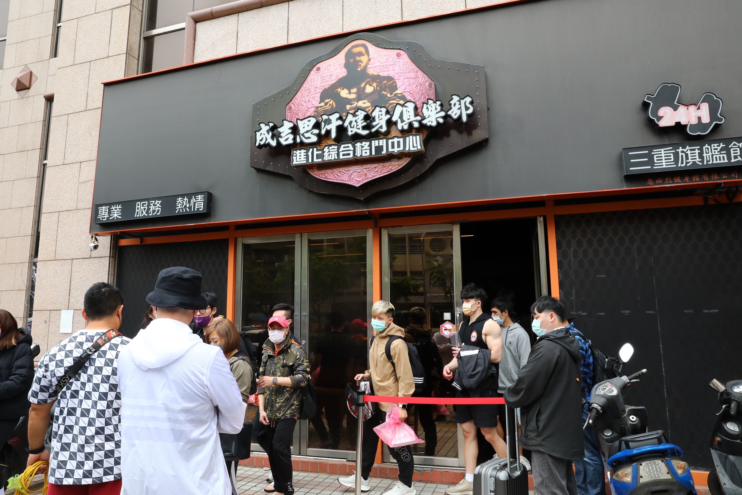 《成吉思汗健身俱樂部 三重旗艦店》今天無預警被《忽必烈健身館有限公司》法定代理人鄭朝杰收回經營權。