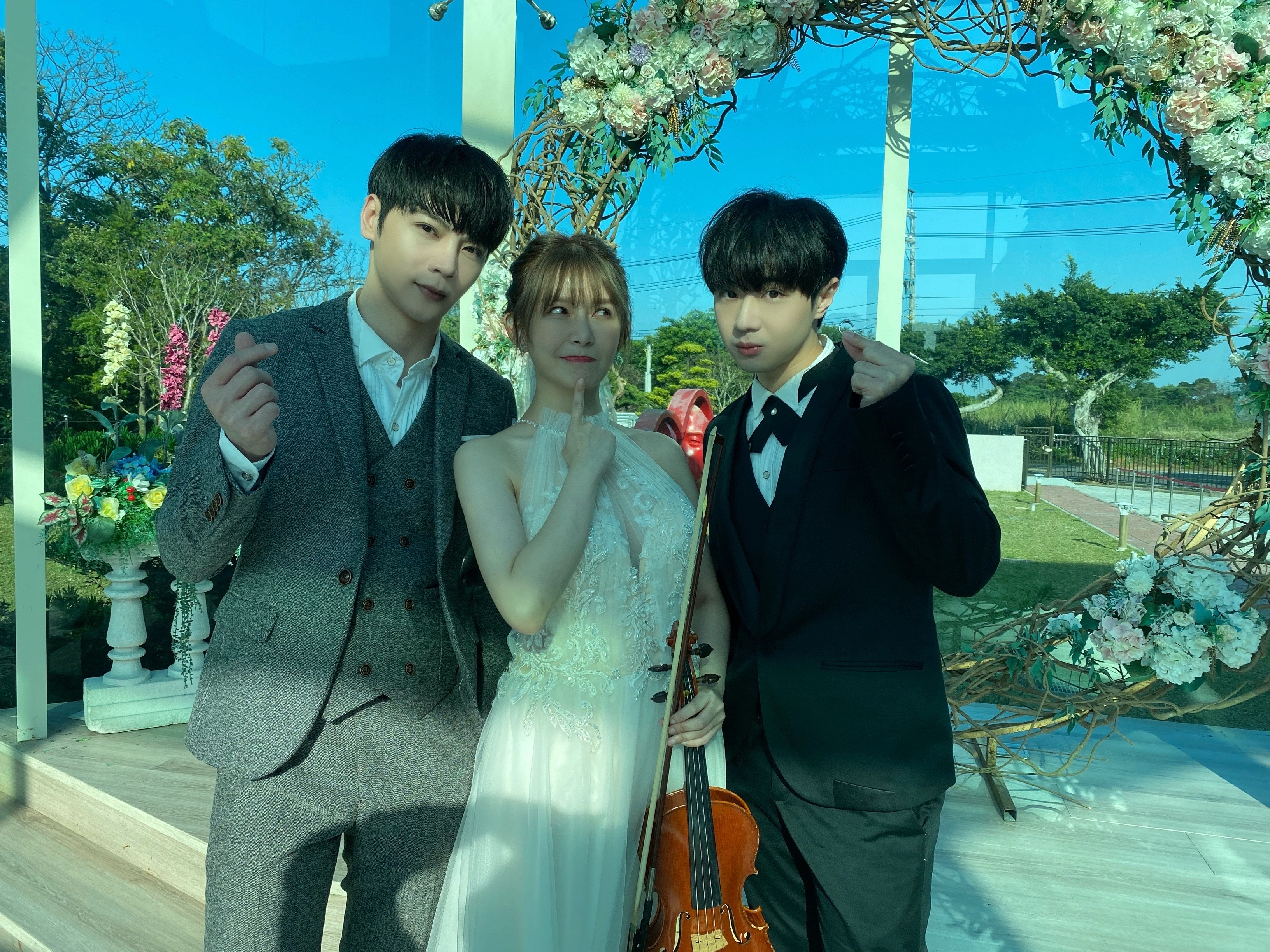 阿樂擔任古曜威（左）MV女主角，首度穿上性感白紗扮演新娘。（單純夢想文創事業提供）