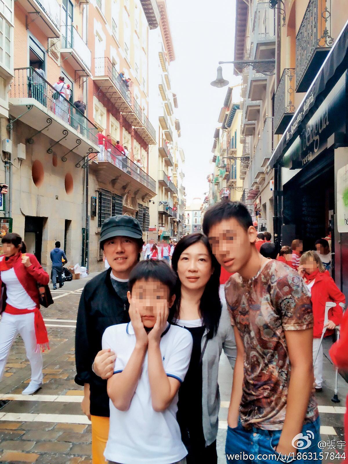 張宇（左一）一家四口感情好，經常一起去旅行。（翻攝自張宇微博）